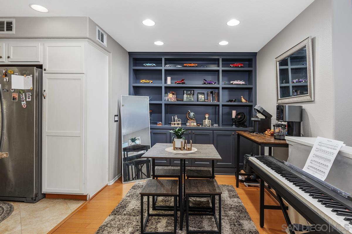 Detail Gallery Image 3 of 28 For 3182  Cabrillo Bay Lane, San Diego,  CA 92110 - 2 Beds | 2 Baths