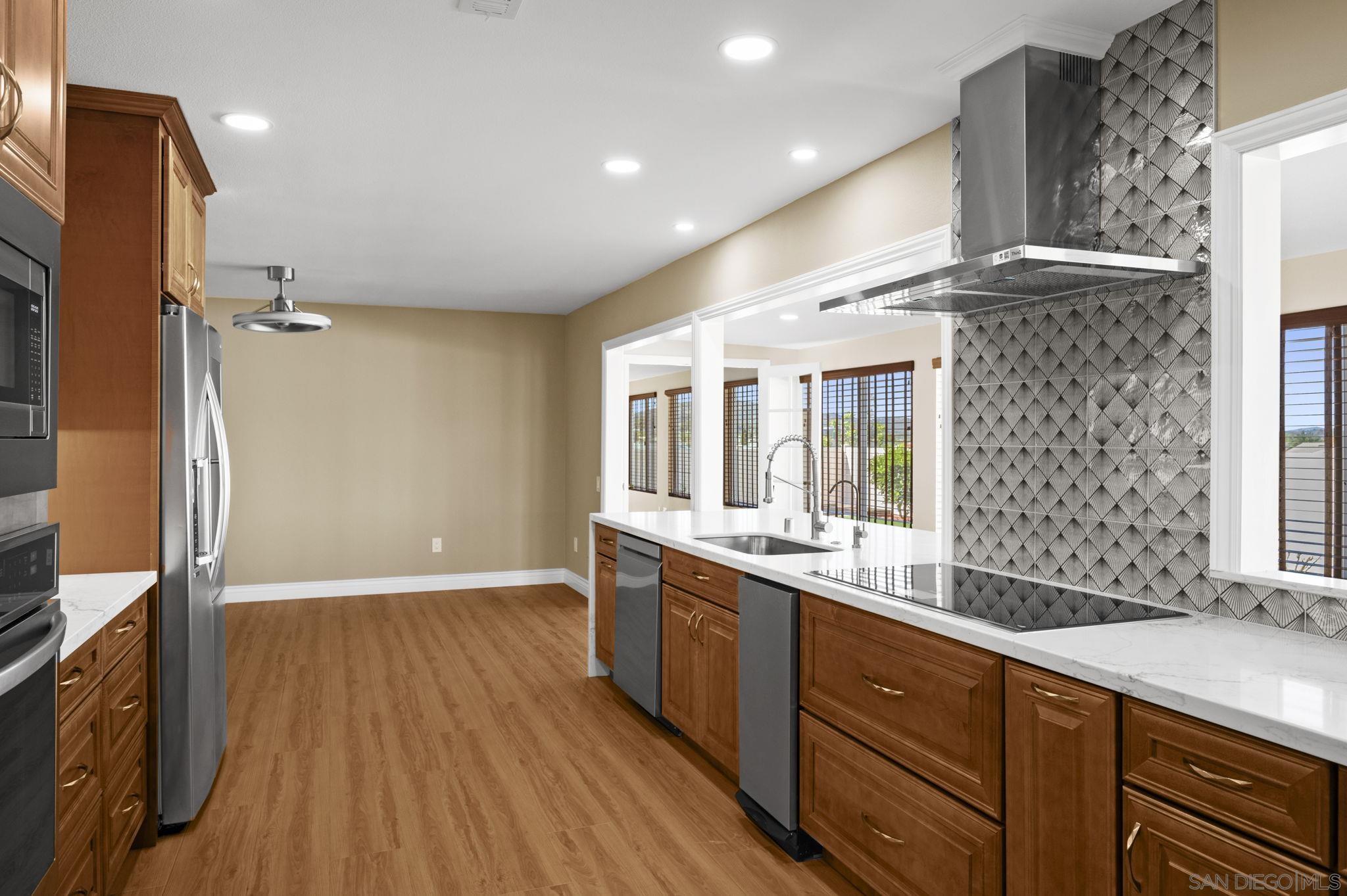 Detail Gallery Image 13 of 32 For 12486  Lomica Drive, San Diego,  CA 92128 - 2 Beds | 2 Baths