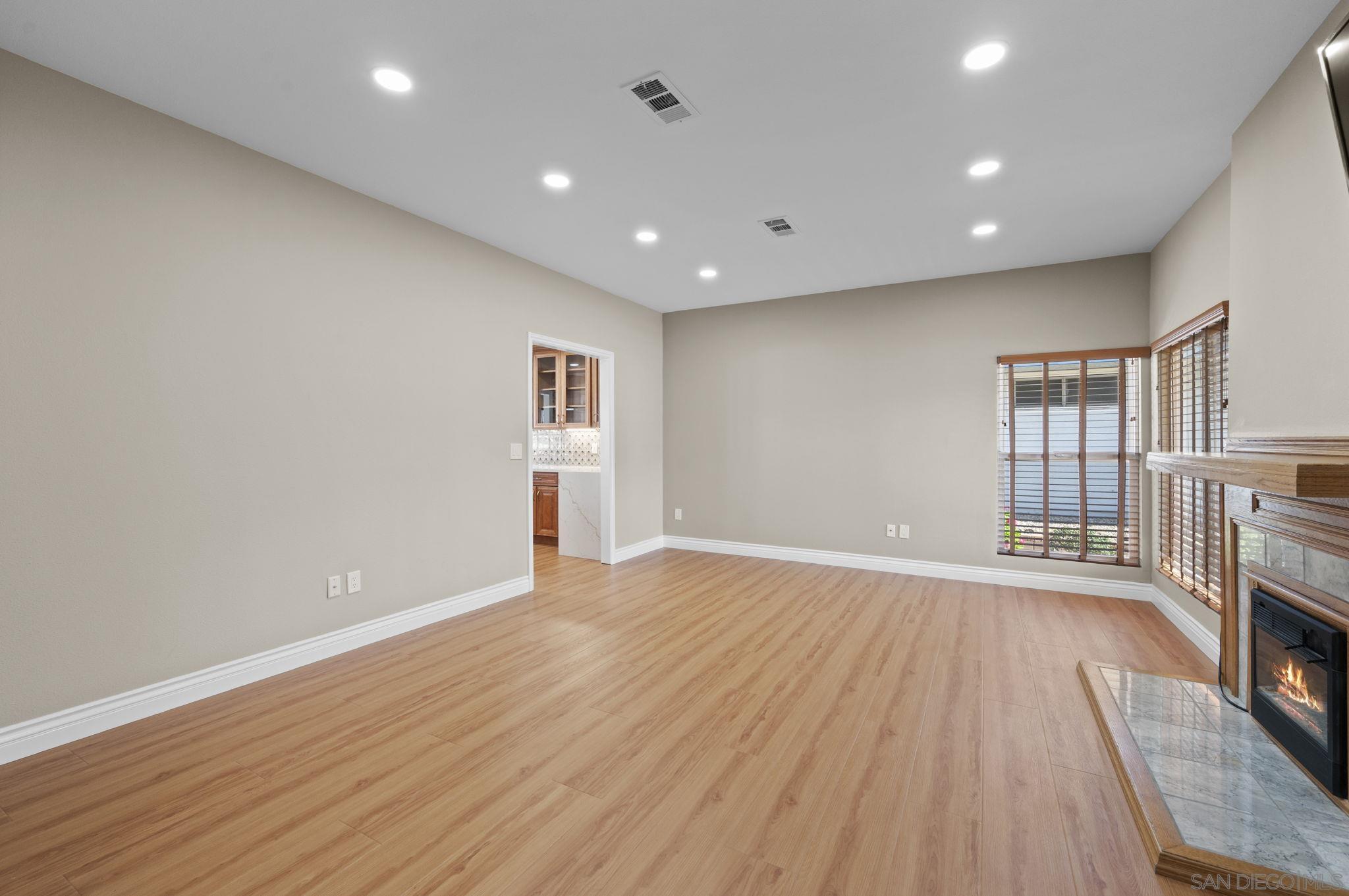 Detail Gallery Image 3 of 32 For 12486  Lomica Drive, San Diego,  CA 92128 - 2 Beds | 2 Baths