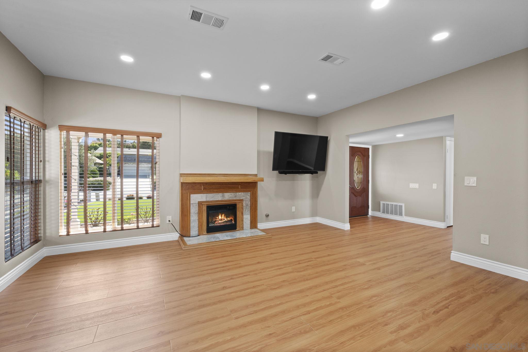 Detail Gallery Image 4 of 32 For 12486  Lomica Drive, San Diego,  CA 92128 - 2 Beds | 2 Baths