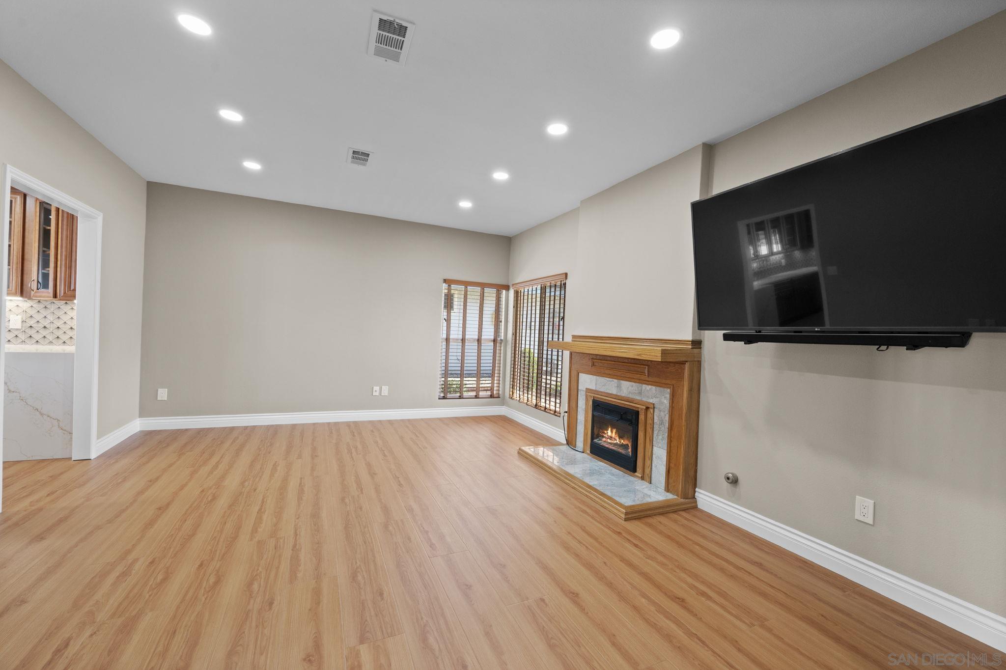 Detail Gallery Image 5 of 32 For 12486  Lomica Drive, San Diego,  CA 92128 - 2 Beds | 2 Baths