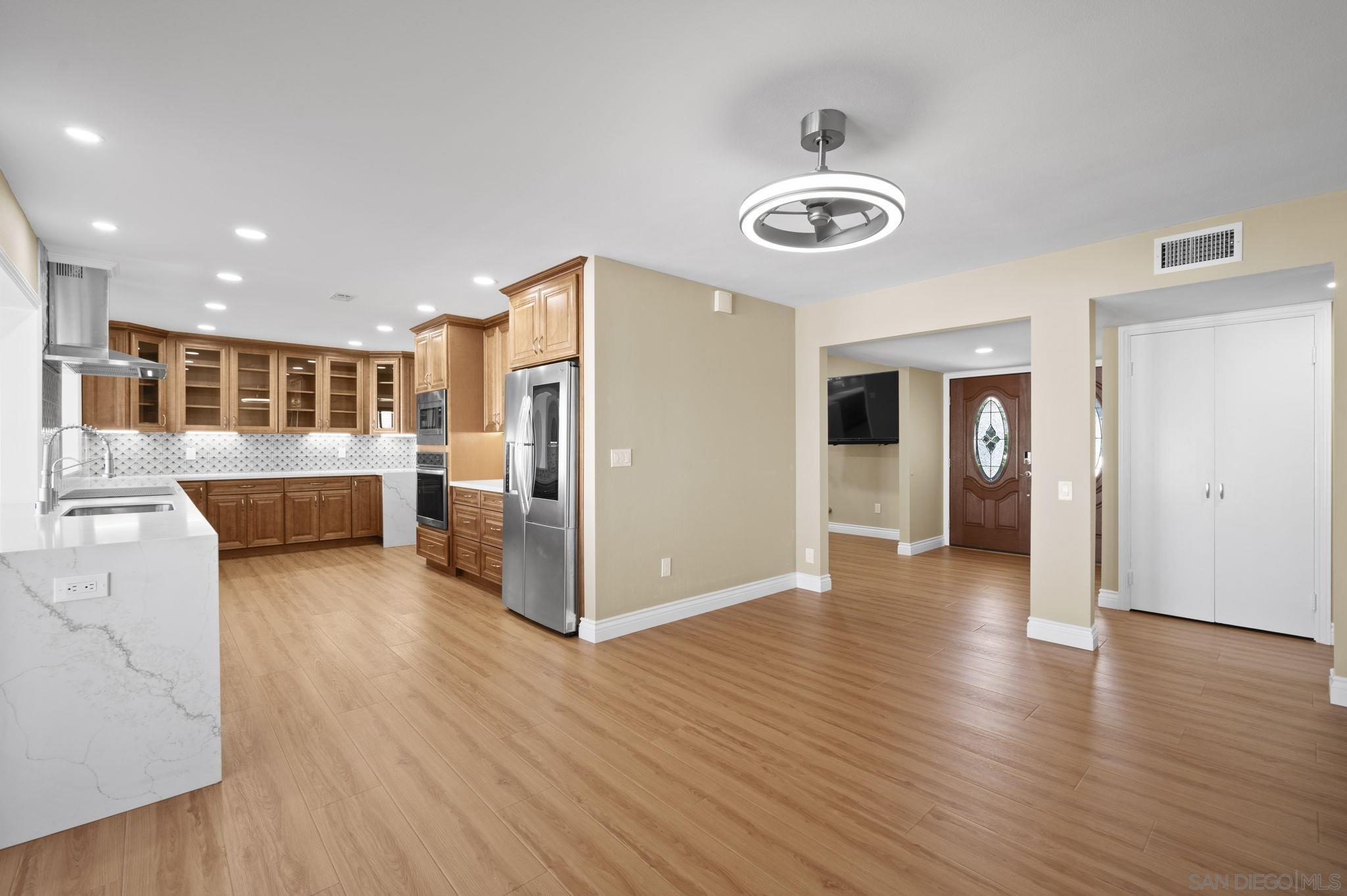 Detail Gallery Image 8 of 32 For 12486  Lomica Drive, San Diego,  CA 92128 - 2 Beds | 2 Baths