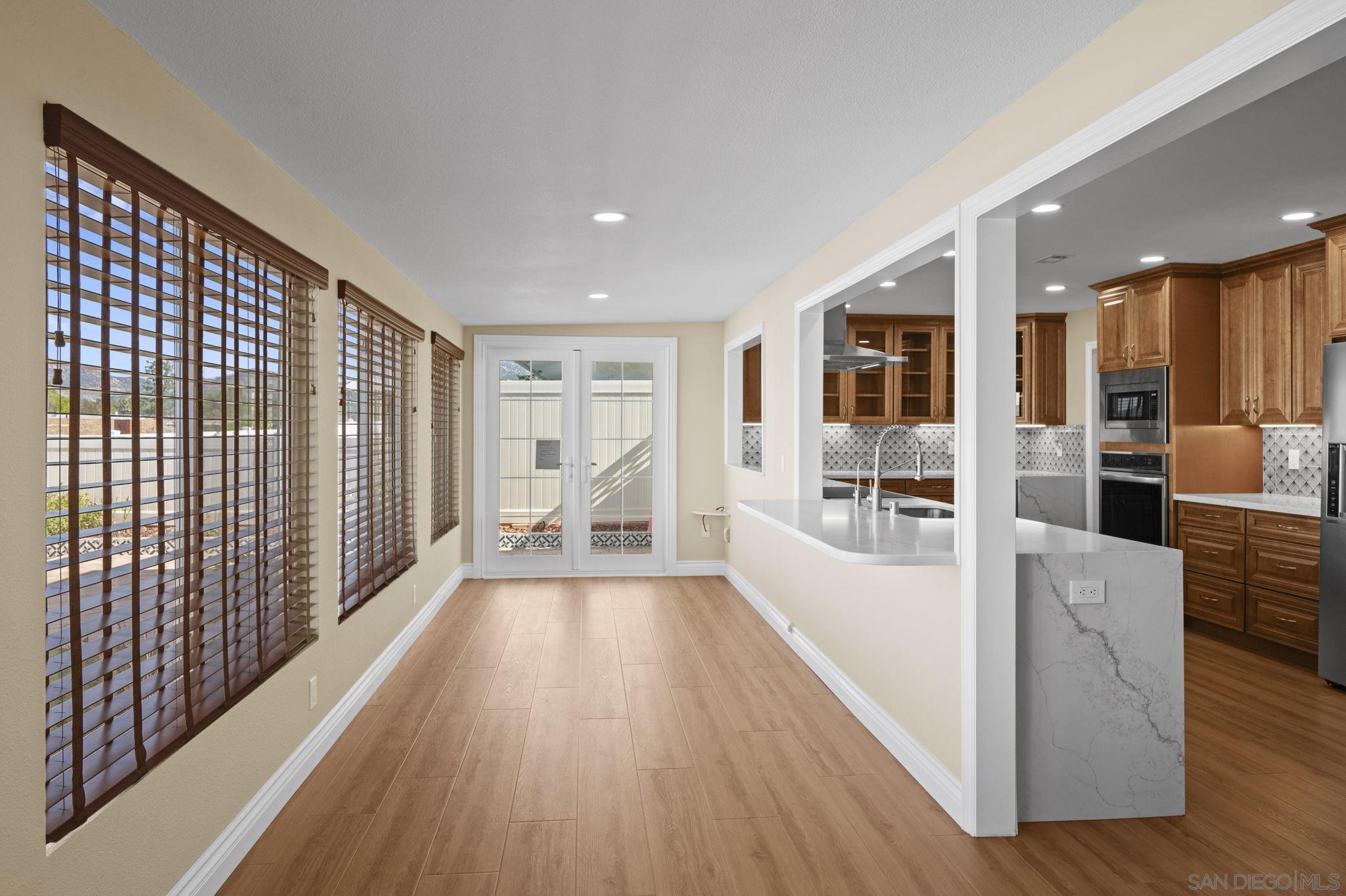 Detail Gallery Image 9 of 32 For 12486  Lomica Drive, San Diego,  CA 92128 - 2 Beds | 2 Baths