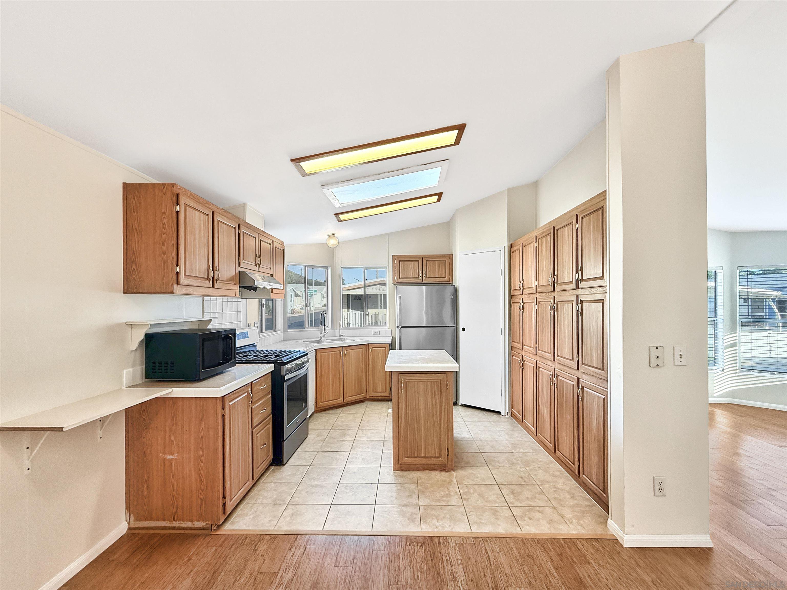 Detail Gallery Image 6 of 19 For 450 E Bradley Ave  127, El Cajon,  CA 92021 - 3 Beds | 2 Baths