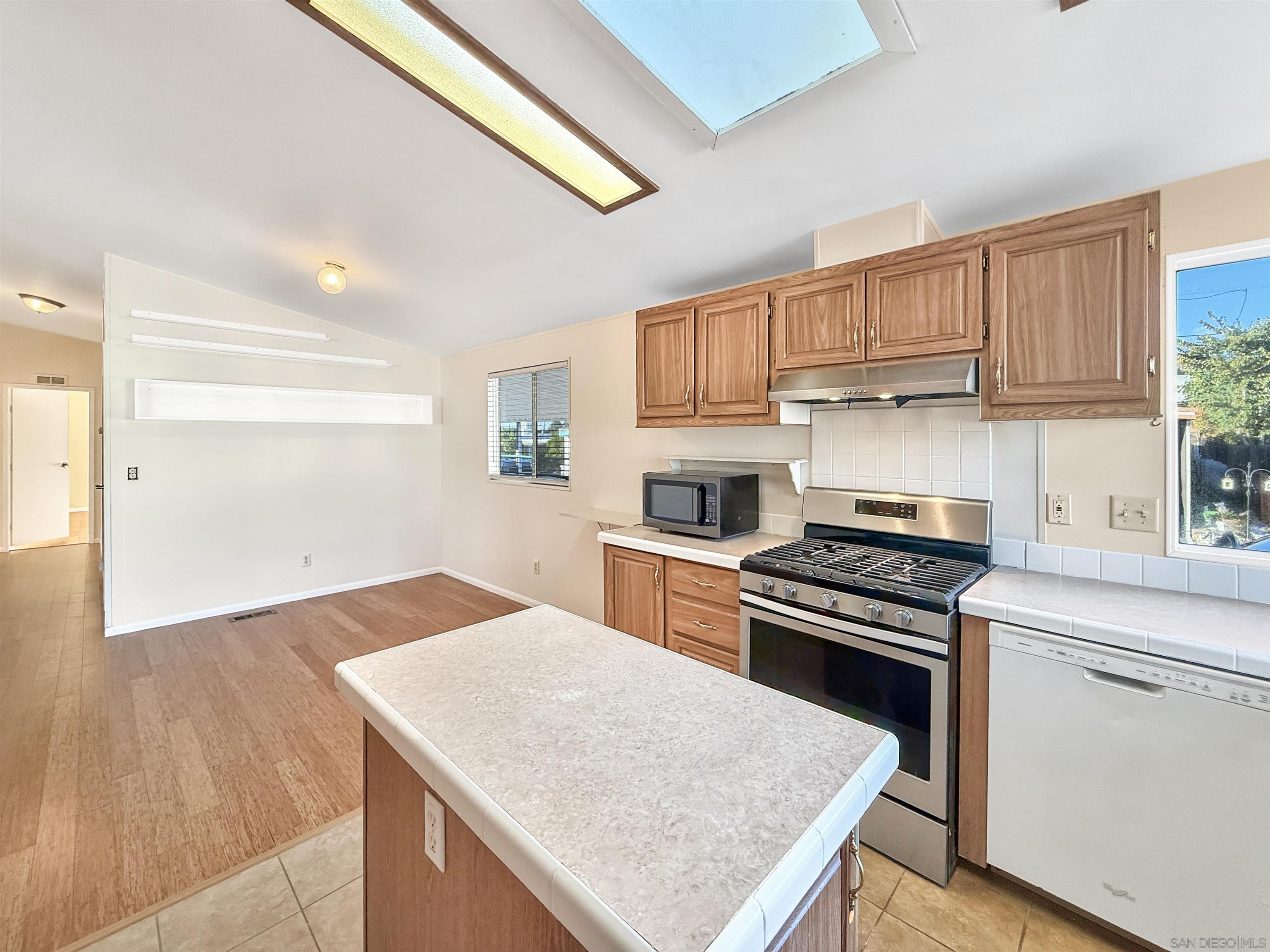 Detail Gallery Image 8 of 19 For 450 E Bradley Ave  127, El Cajon,  CA 92021 - 3 Beds | 2 Baths