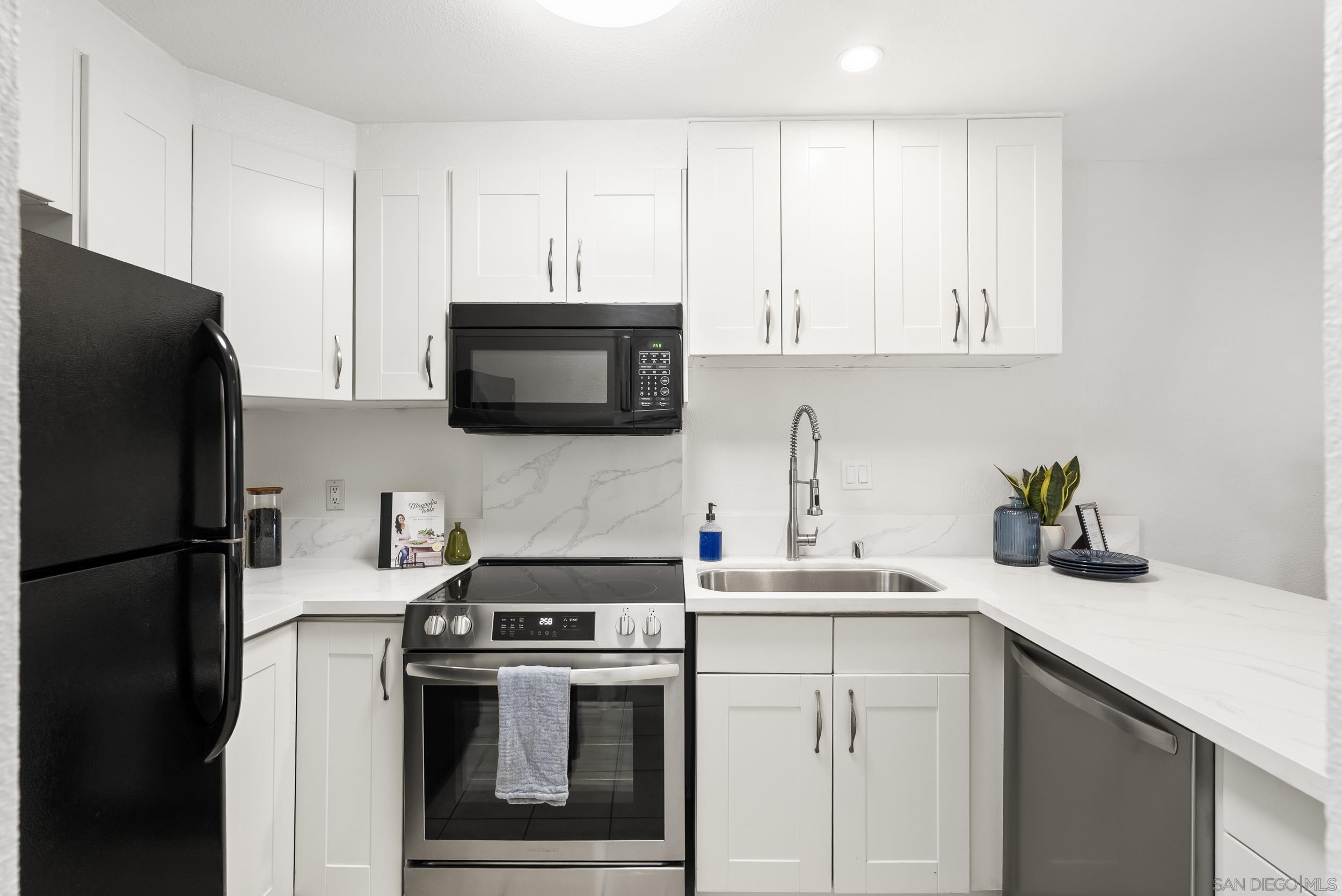 Detail Gallery Image 12 of 36 For 5606  Caminito Roberto, San Diego,  CA 92111 - 2 Beds | 1/1 Baths