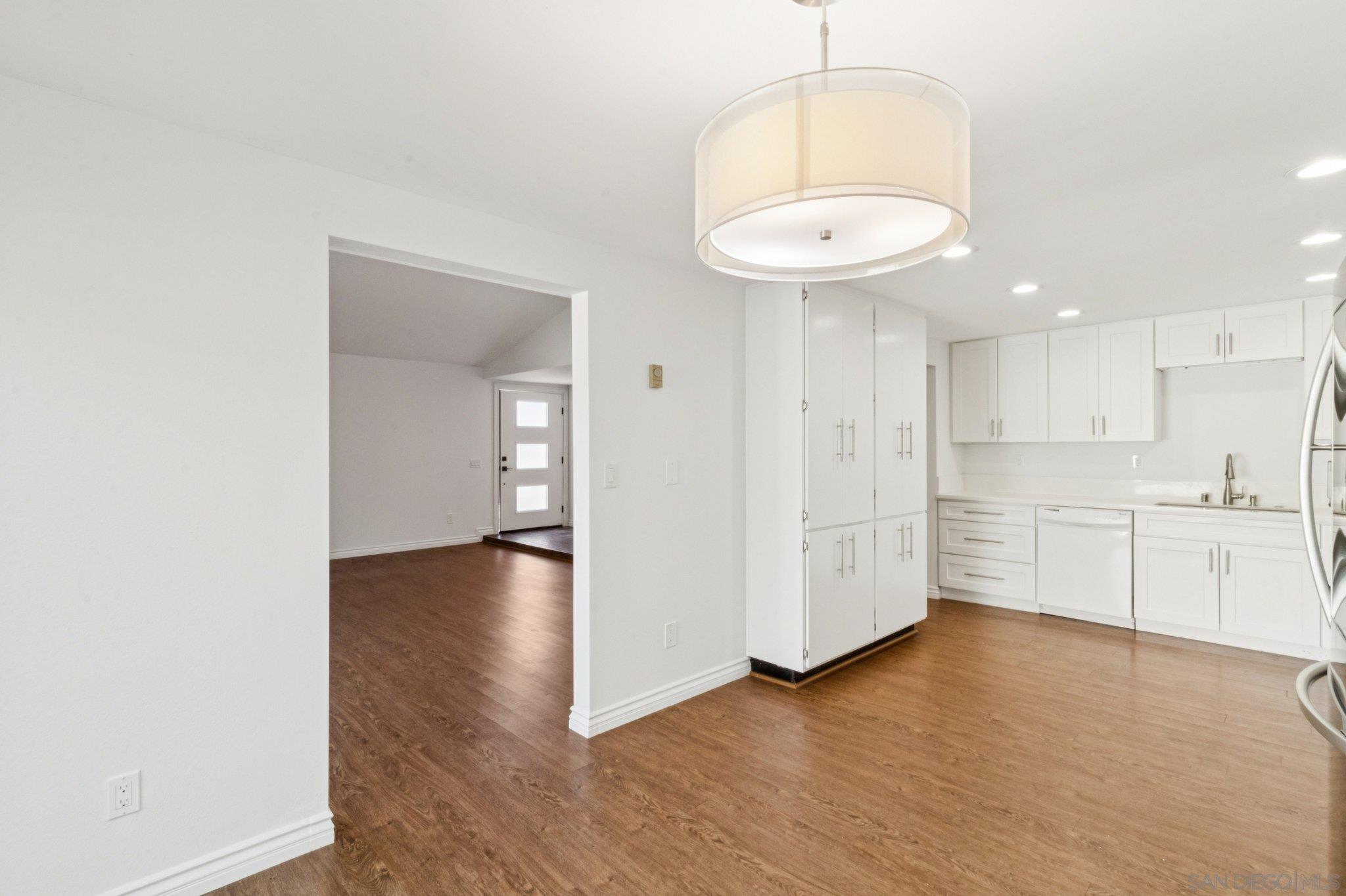 Detail Gallery Image 11 of 48 For 8988  Caminito Verano, La Jolla,  CA 92037 - 3 Beds | 2 Baths