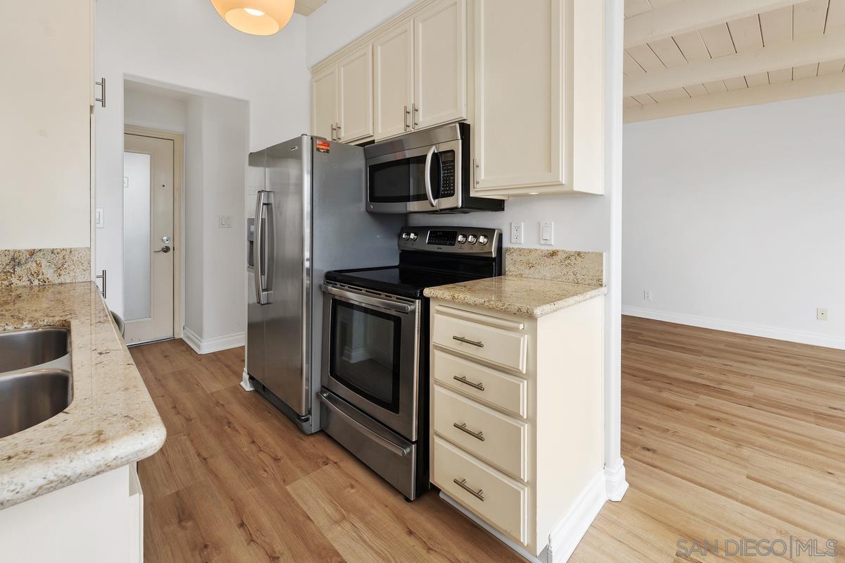 Detail Gallery Image 27 of 34 For 4013  Crown Point Dr  #2,  San Diego,  CA 92109 - 2 Beds | 2 Baths