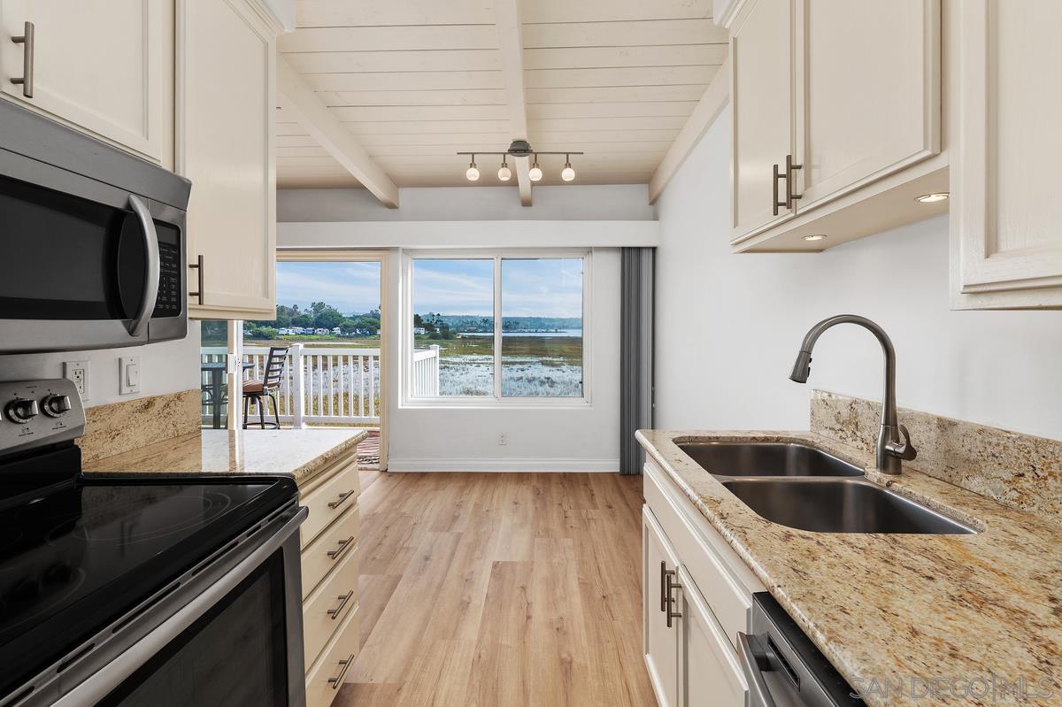 Detail Gallery Image 28 of 34 For 4013  Crown Point Dr  #2,  San Diego,  CA 92109 - 2 Beds | 2 Baths