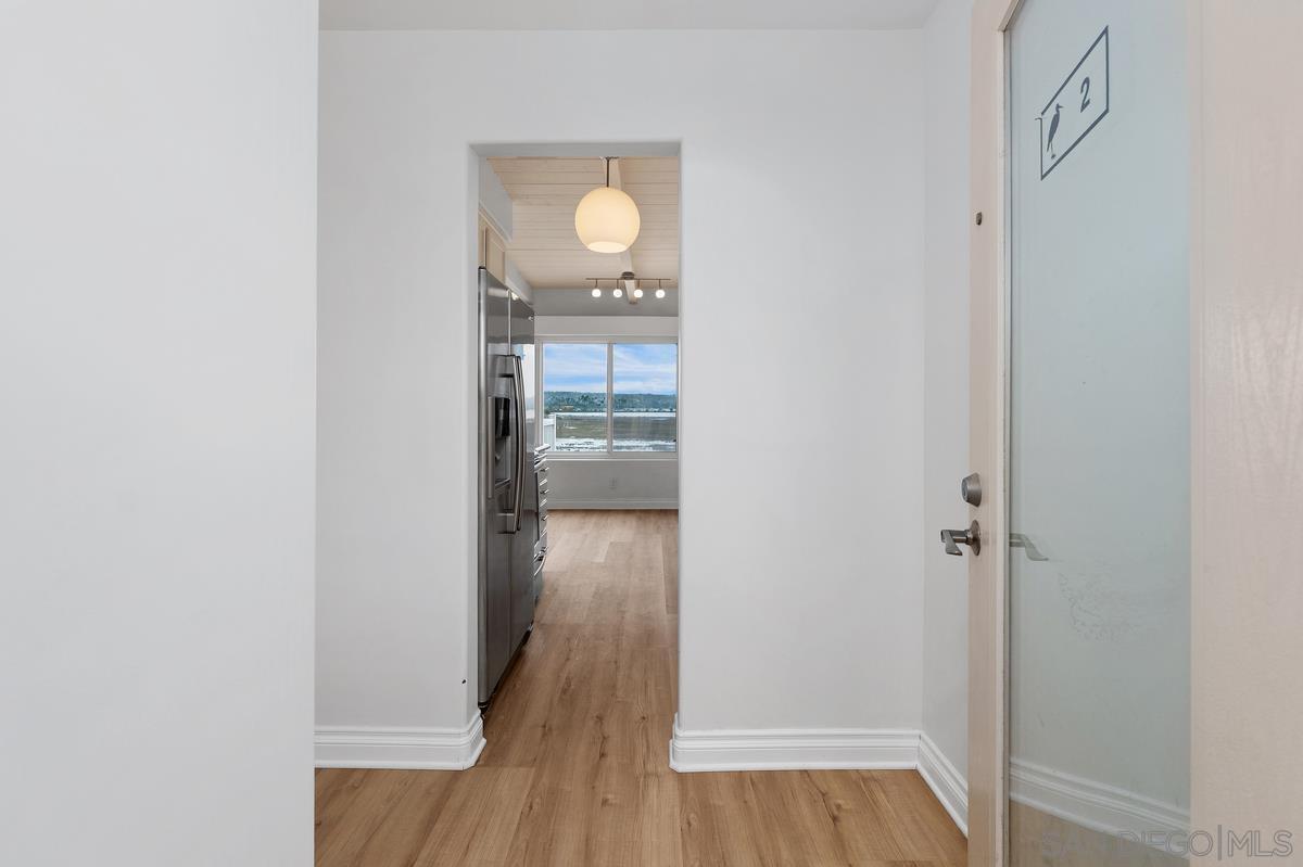 Detail Gallery Image 4 of 34 For 4013  Crown Point Dr  #2,  San Diego,  CA 92109 - 2 Beds | 2 Baths