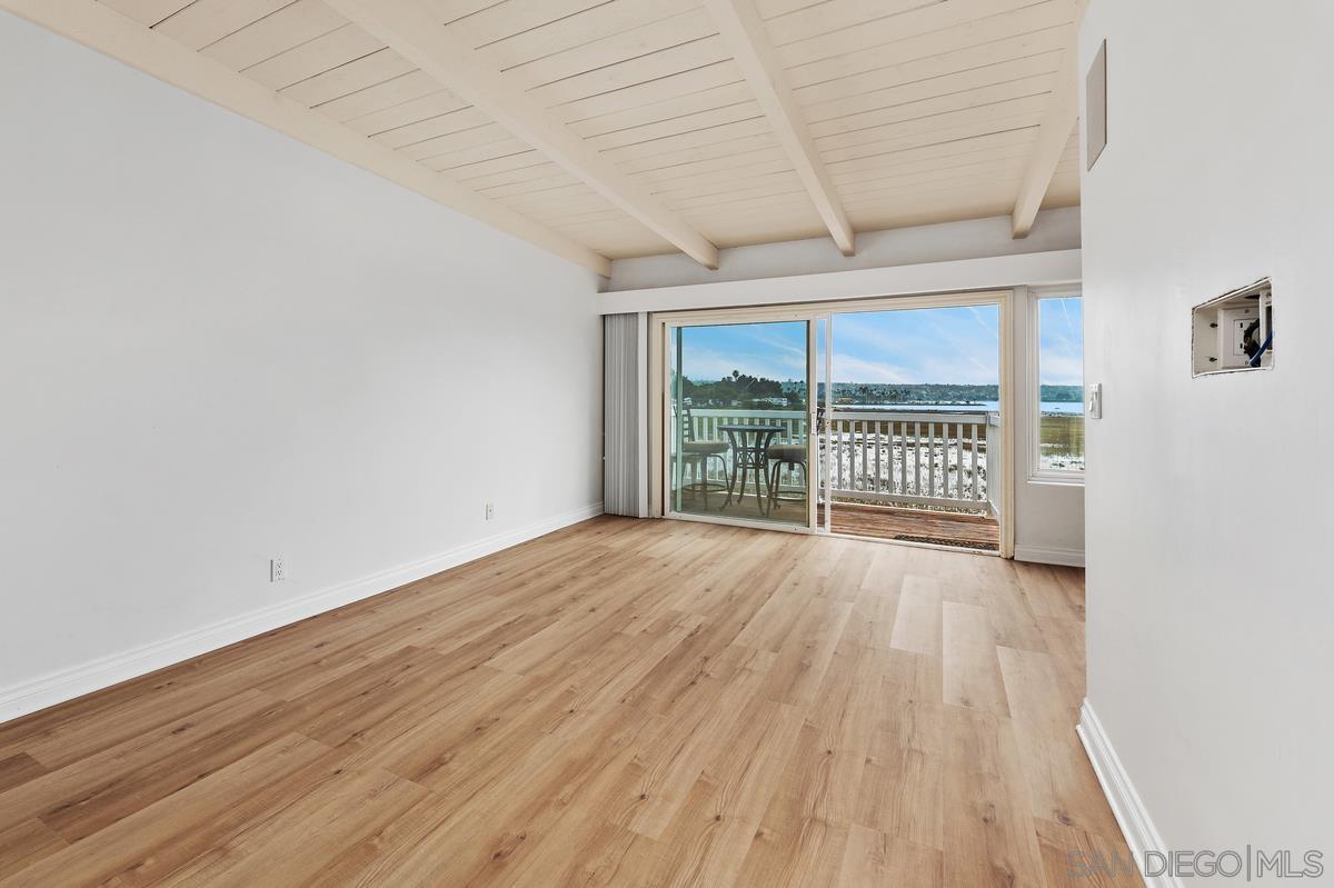 Detail Gallery Image 6 of 34 For 4013  Crown Point Dr  #2,  San Diego,  CA 92109 - 2 Beds | 2 Baths