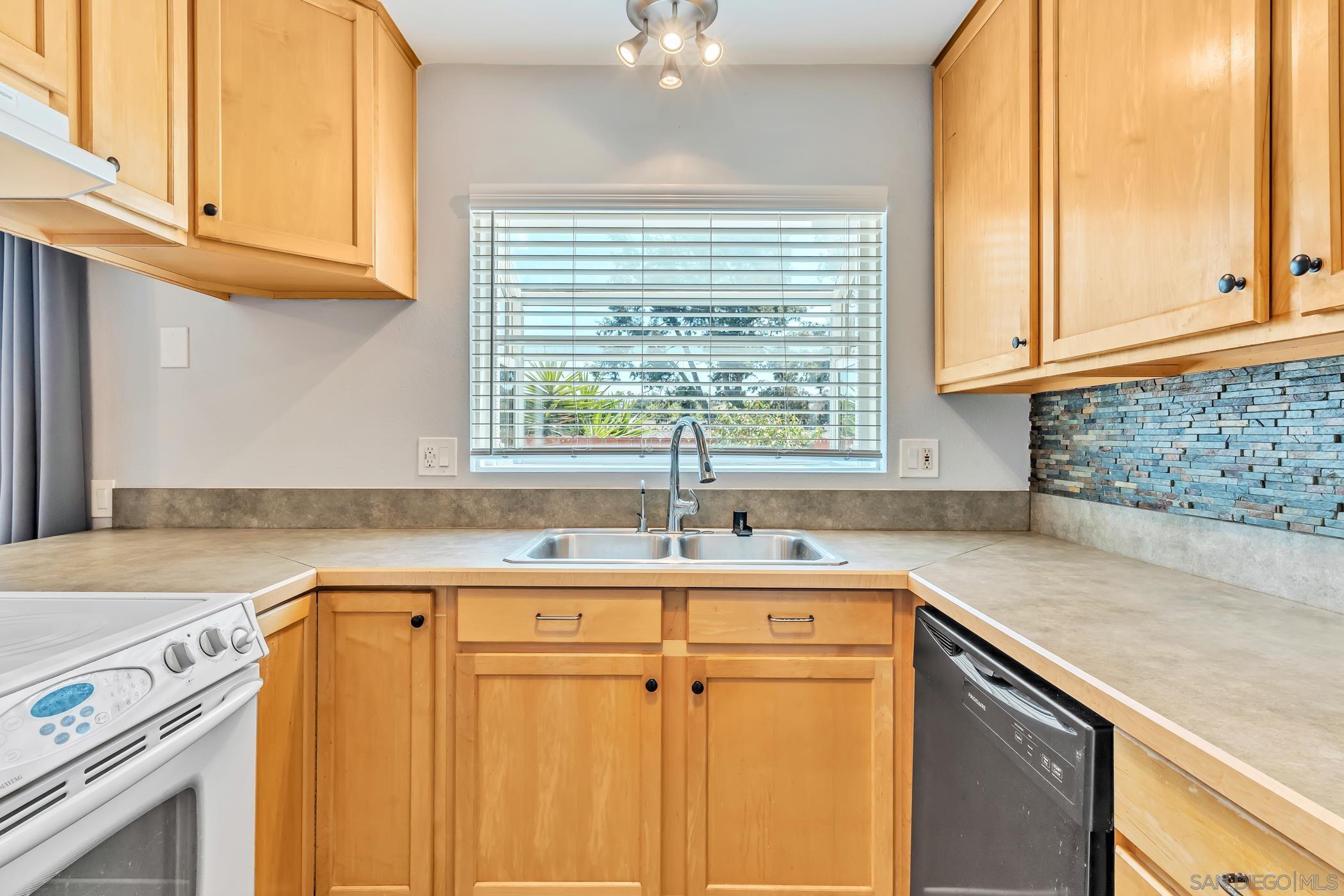 Detail Gallery Image 15 of 40 For 5875  Reo Ter  #C,  San Diego,  CA 92139 - 3 Beds | 2/1 Baths