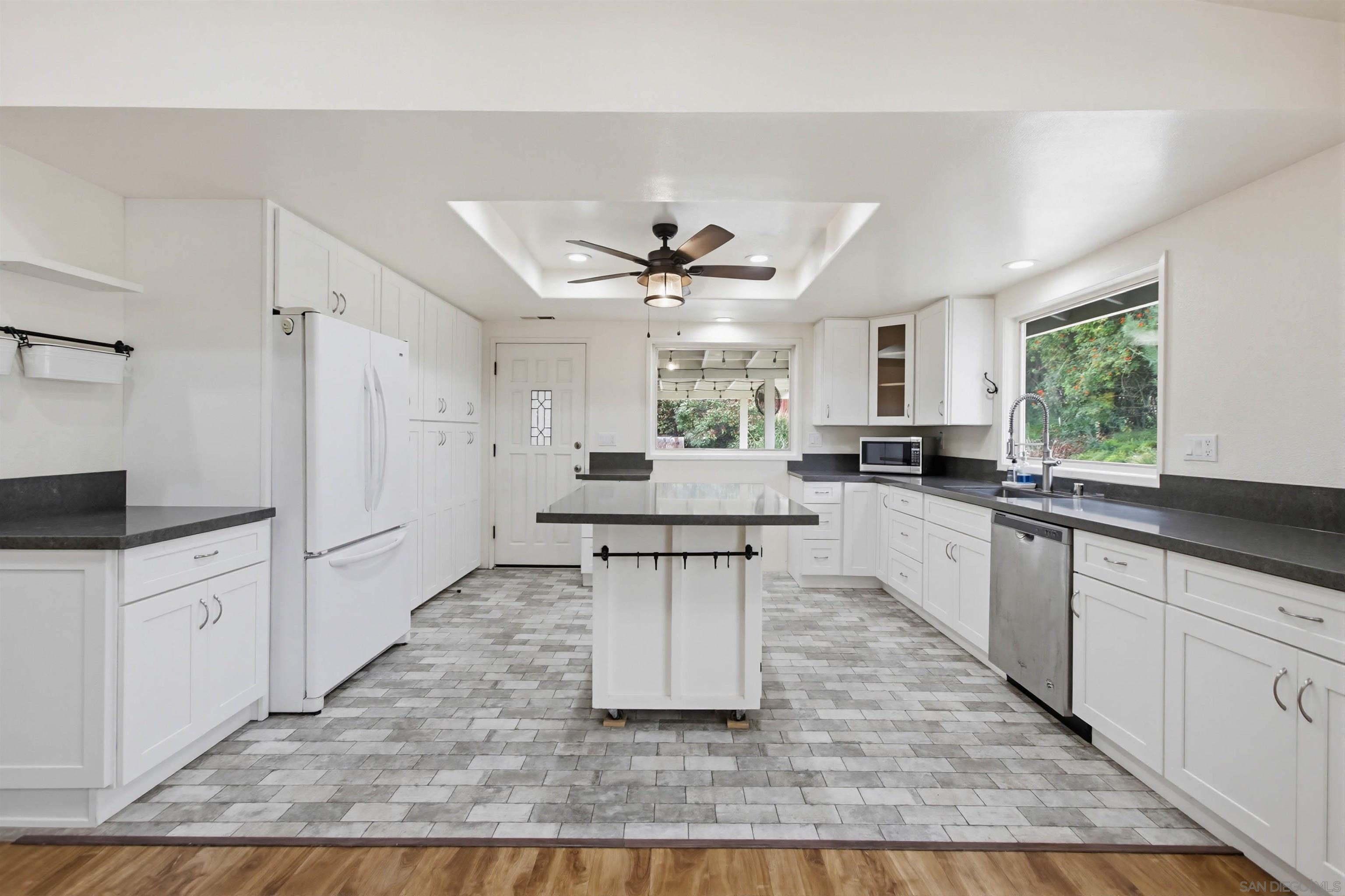 Detail Gallery Image 3 of 27 For 157  Spanish Spur, Fallbrook,  CA 92028 - 3 Beds | 3 Baths