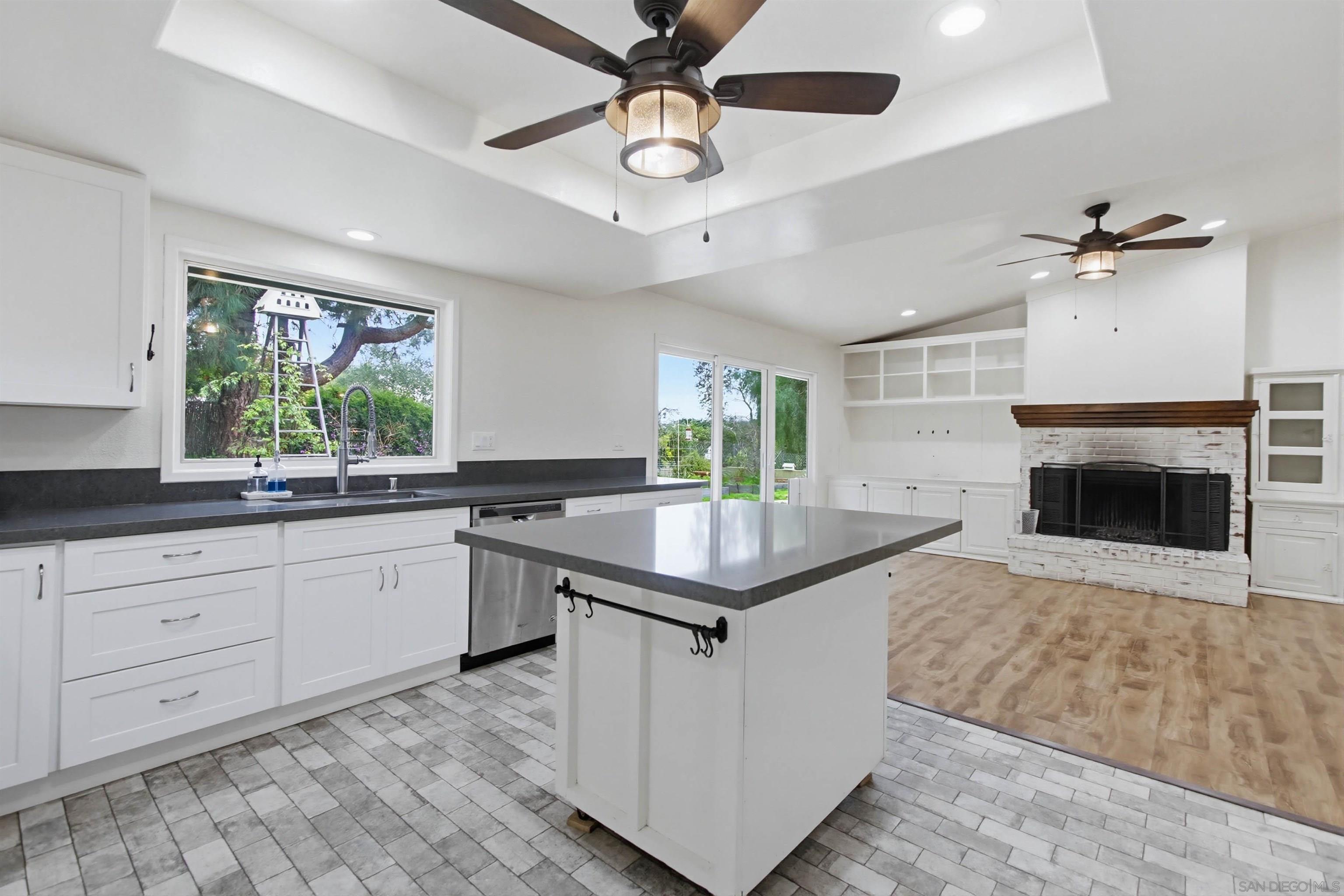 Detail Gallery Image 4 of 27 For 157  Spanish Spur, Fallbrook,  CA 92028 - 3 Beds | 3 Baths