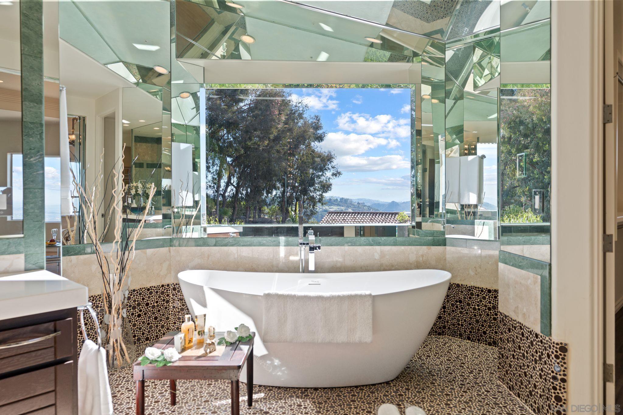 Detail Gallery Image 14 of 36 For 9629  Misty Meadow Lane, Escondido,  CA 92026 - 4 Beds | 5/1 Baths