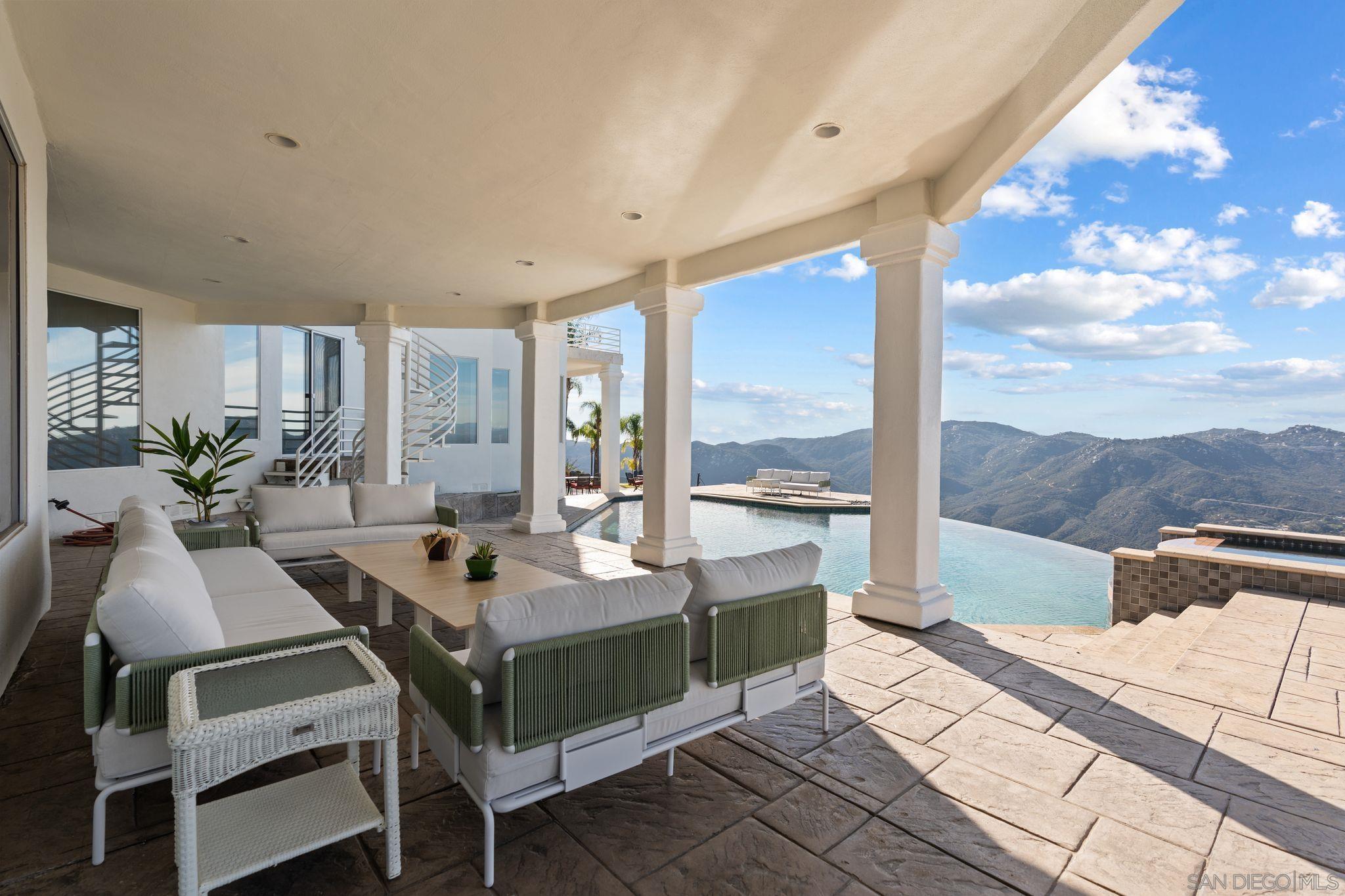 Detail Gallery Image 3 of 36 For 9629  Misty Meadow Lane, Escondido,  CA 92026 - 4 Beds | 5/1 Baths