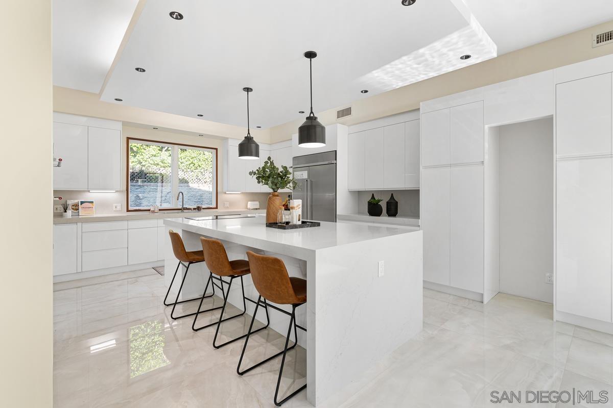 Detail Gallery Image 11 of 27 For 7911 E  El Paseo Grande, La Jolla,  CA 92037 - 5 Beds | 5/1 Baths