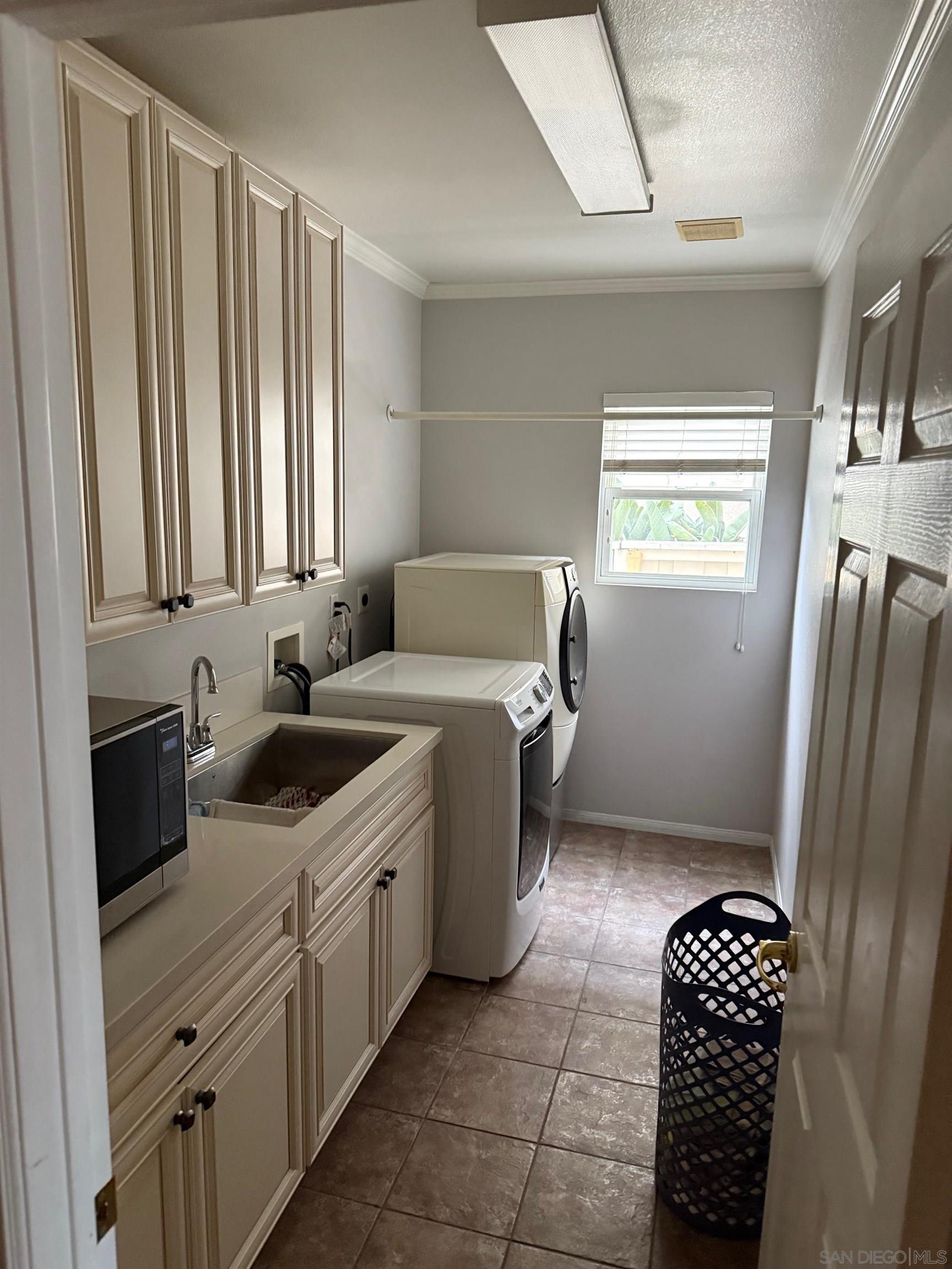 Detail Gallery Image 6 of 14 For 12184  Oakview Way, San Diego,  CA 92128 - 5 Beds | 3/1 Baths