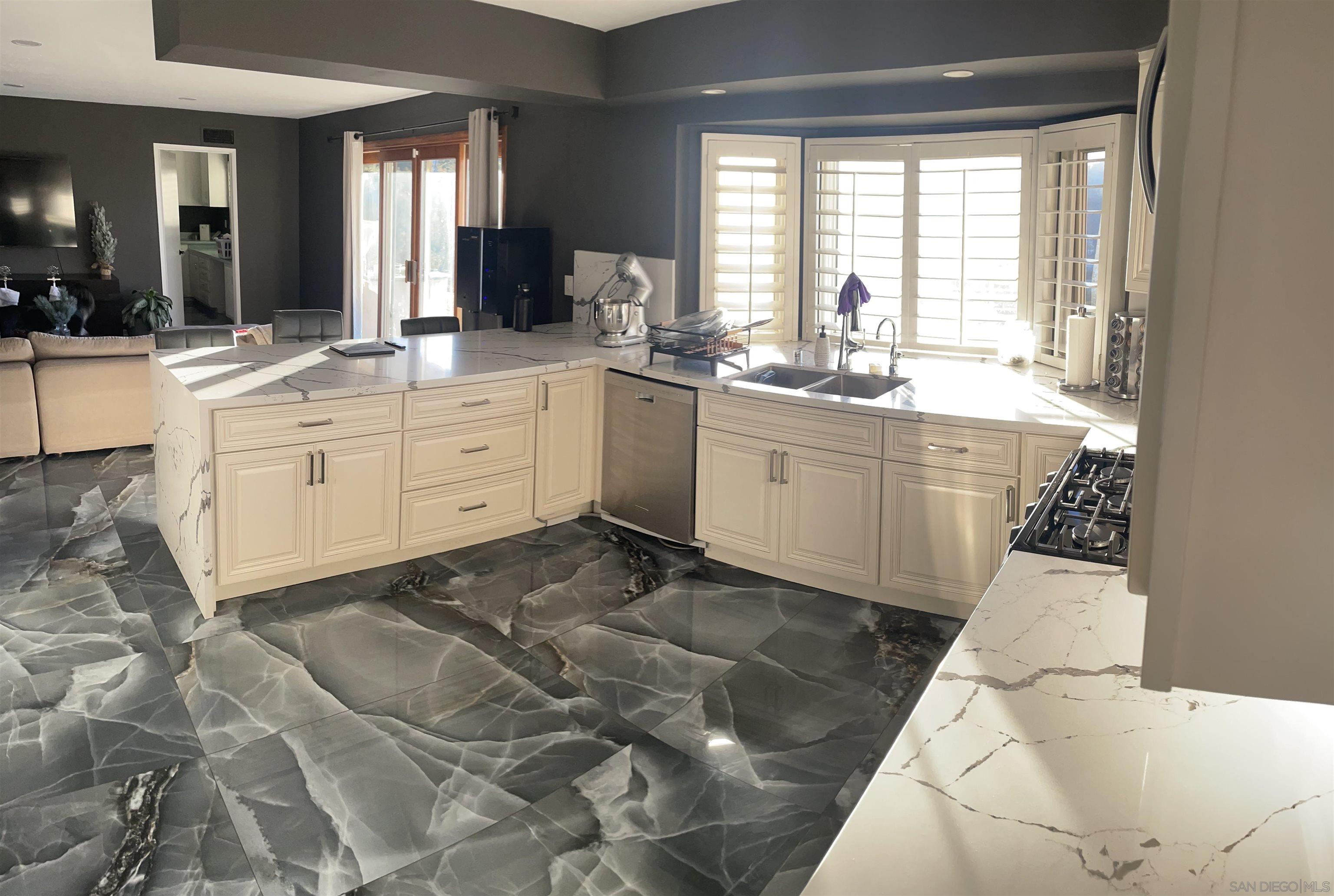 Detail Gallery Image 10 of 71 For 204  Cajon View Dr., El Cajon,  CA 92020 - 4 Beds | 3/1 Baths