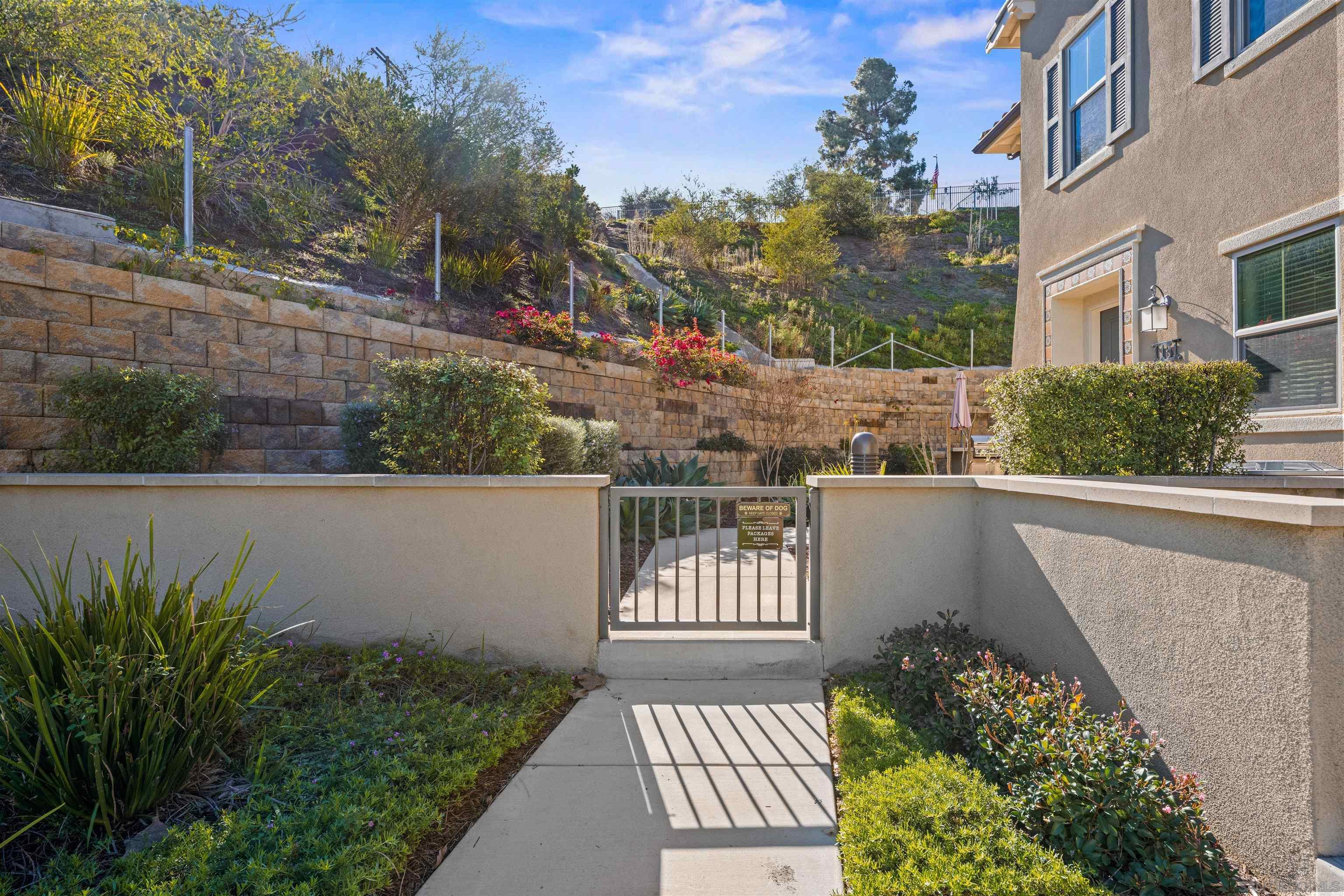 Detail Gallery Image 2 of 44 For 1151  Delpy View Pt, Vista,  CA 92084 - 4 Beds | 2/1 Baths