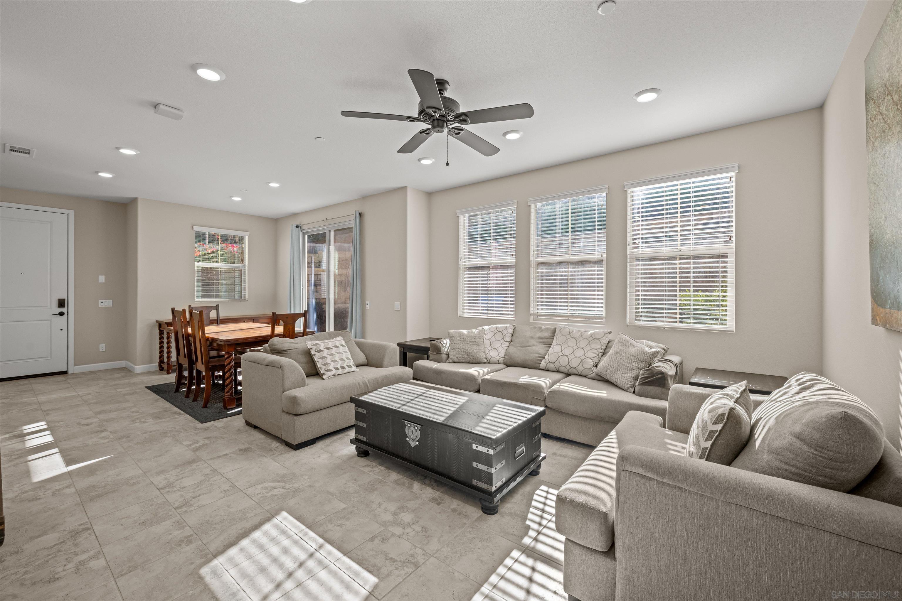 Detail Gallery Image 12 of 44 For 1151  Delpy View Pt, Vista,  CA 92084 - 4 Beds | 2/1 Baths