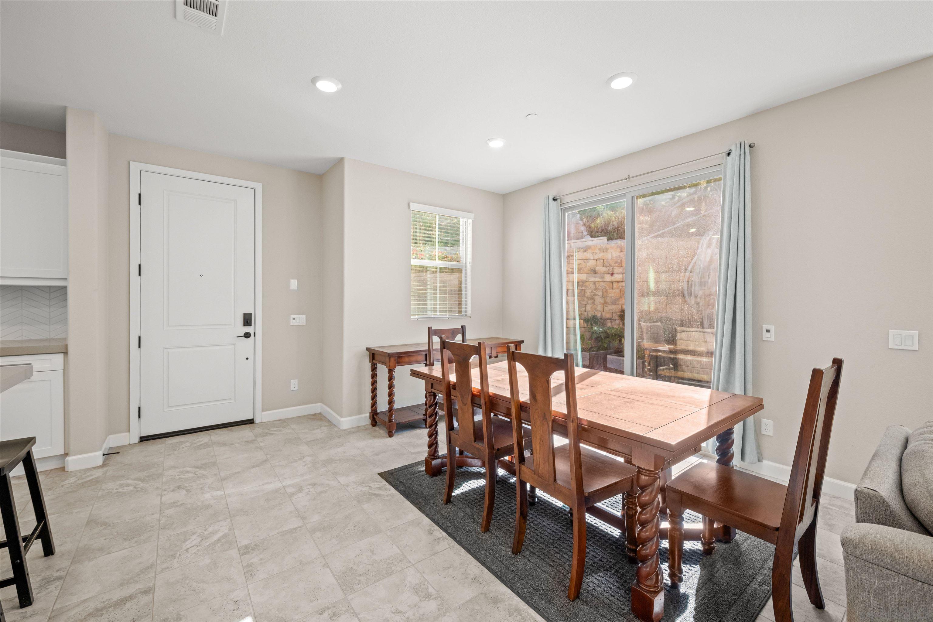 Detail Gallery Image 13 of 44 For 1151  Delpy View Pt, Vista,  CA 92084 - 4 Beds | 2/1 Baths