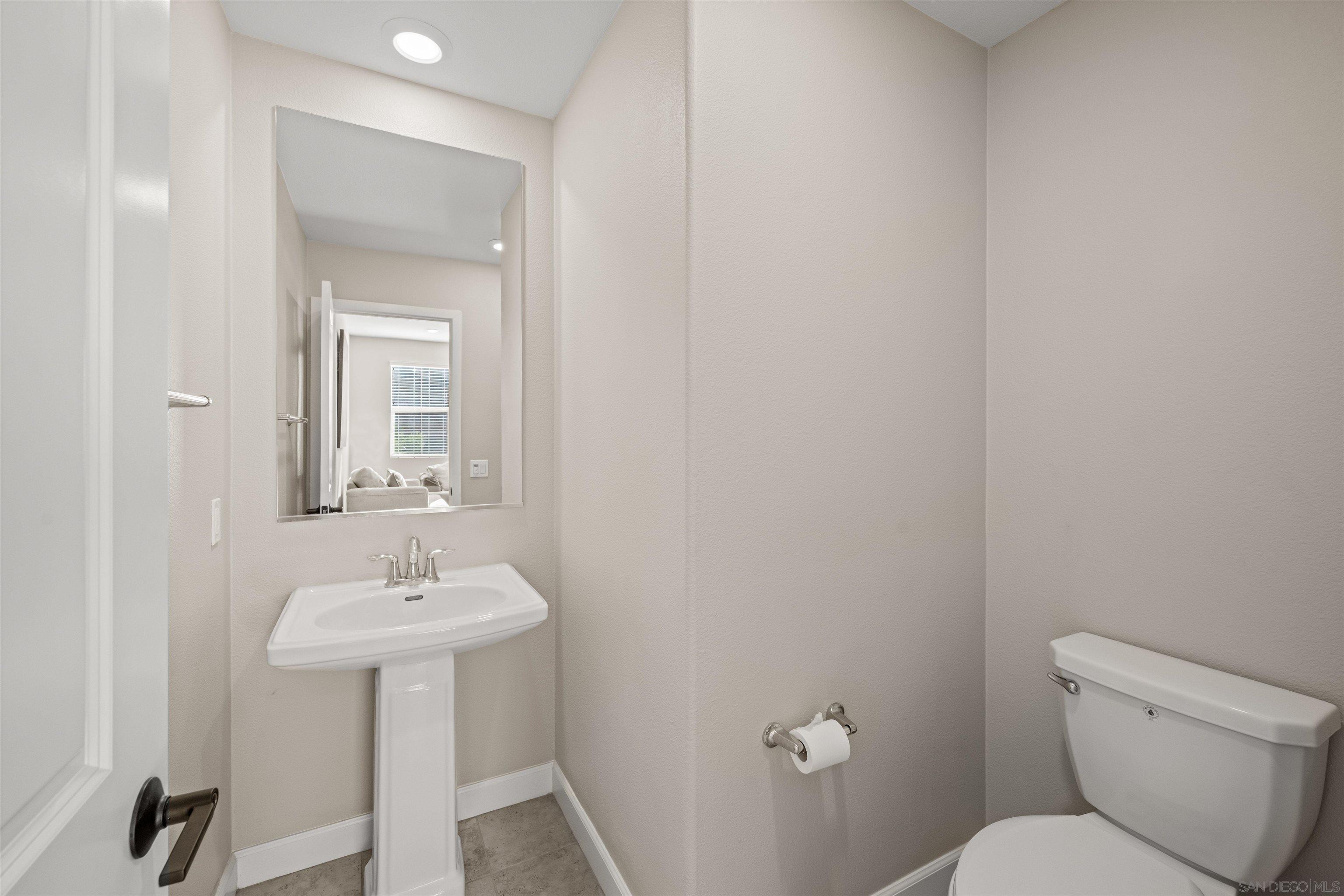 Detail Gallery Image 14 of 44 For 1151  Delpy View Pt, Vista,  CA 92084 - 4 Beds | 2/1 Baths