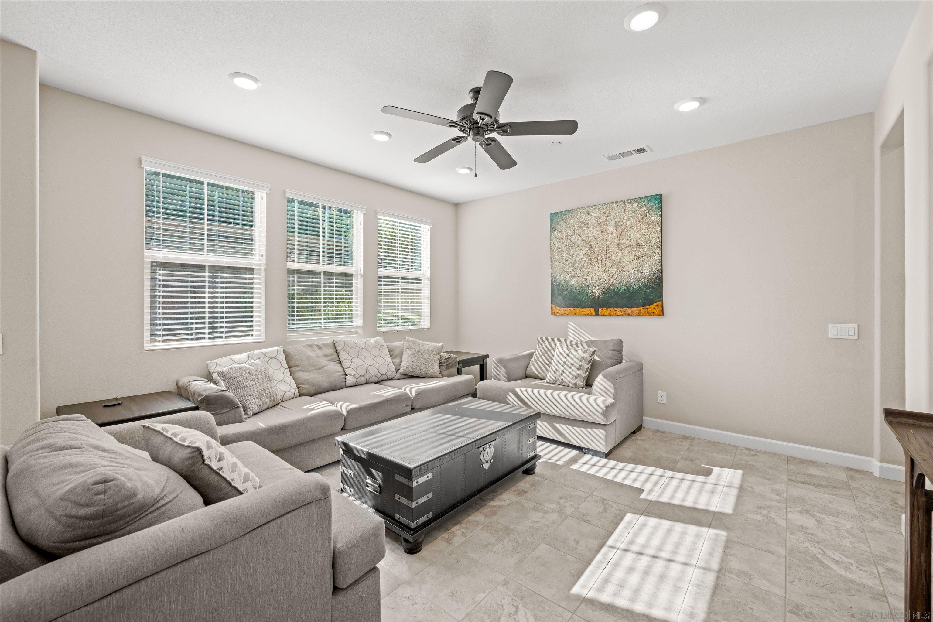 Detail Gallery Image 14 of 44 For 1151  Delpy View Pt, Vista,  CA 92084 - 4 Beds | 2/1 Baths