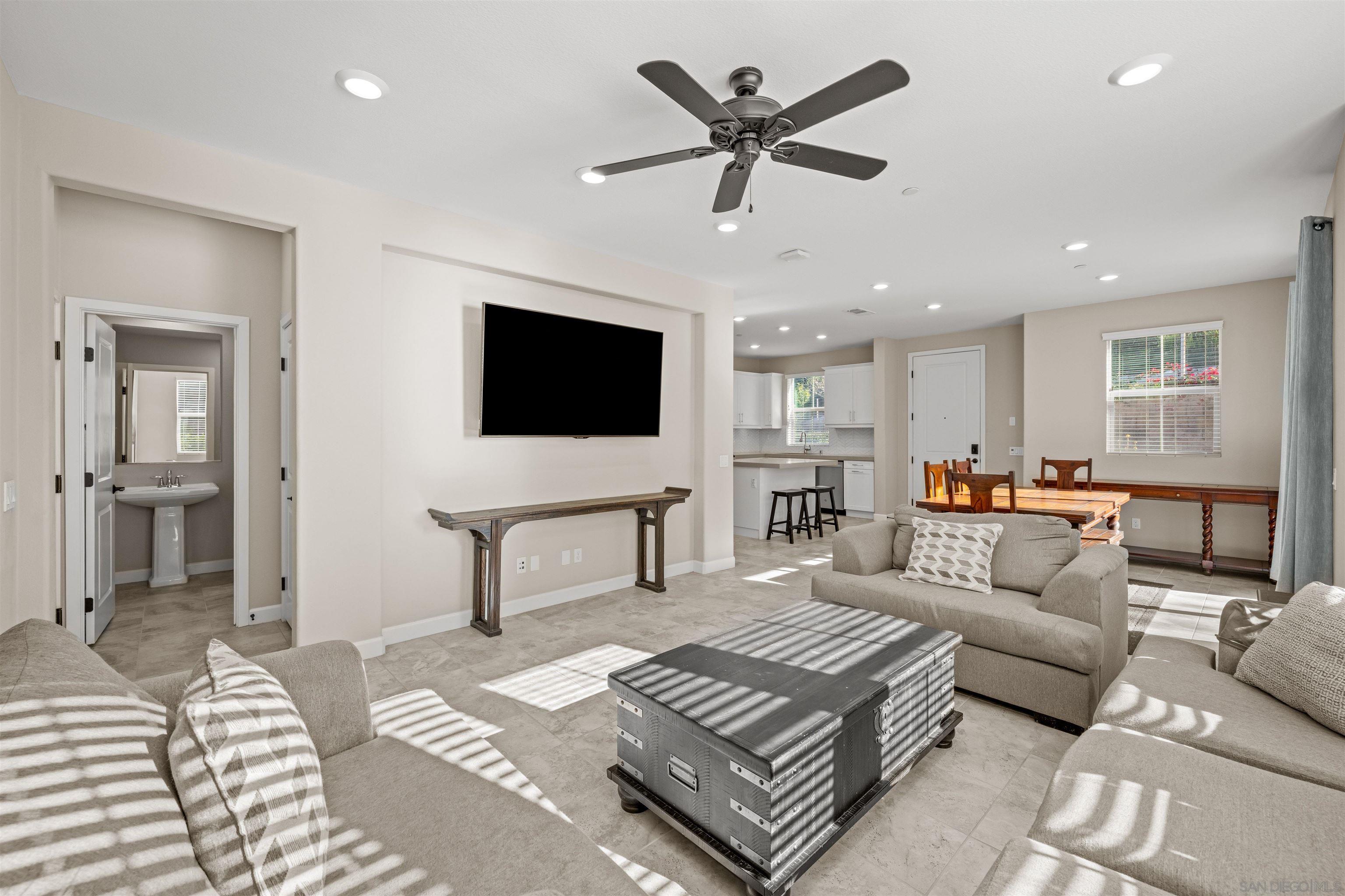 Detail Gallery Image 17 of 44 For 1151  Delpy View Pt, Vista,  CA 92084 - 4 Beds | 2/1 Baths