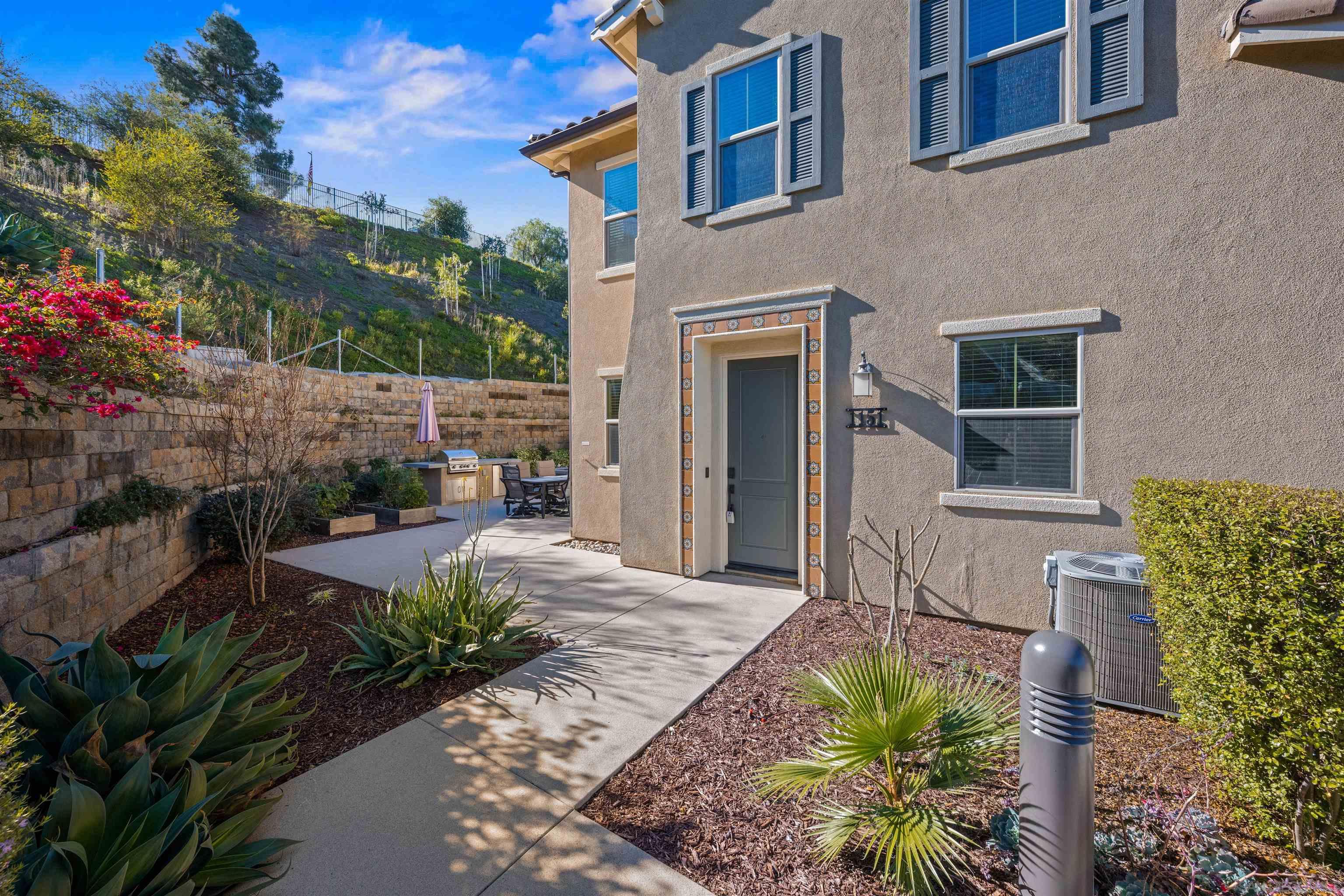 Detail Gallery Image 3 of 44 For 1151  Delpy View Pt, Vista,  CA 92084 - 4 Beds | 2/1 Baths