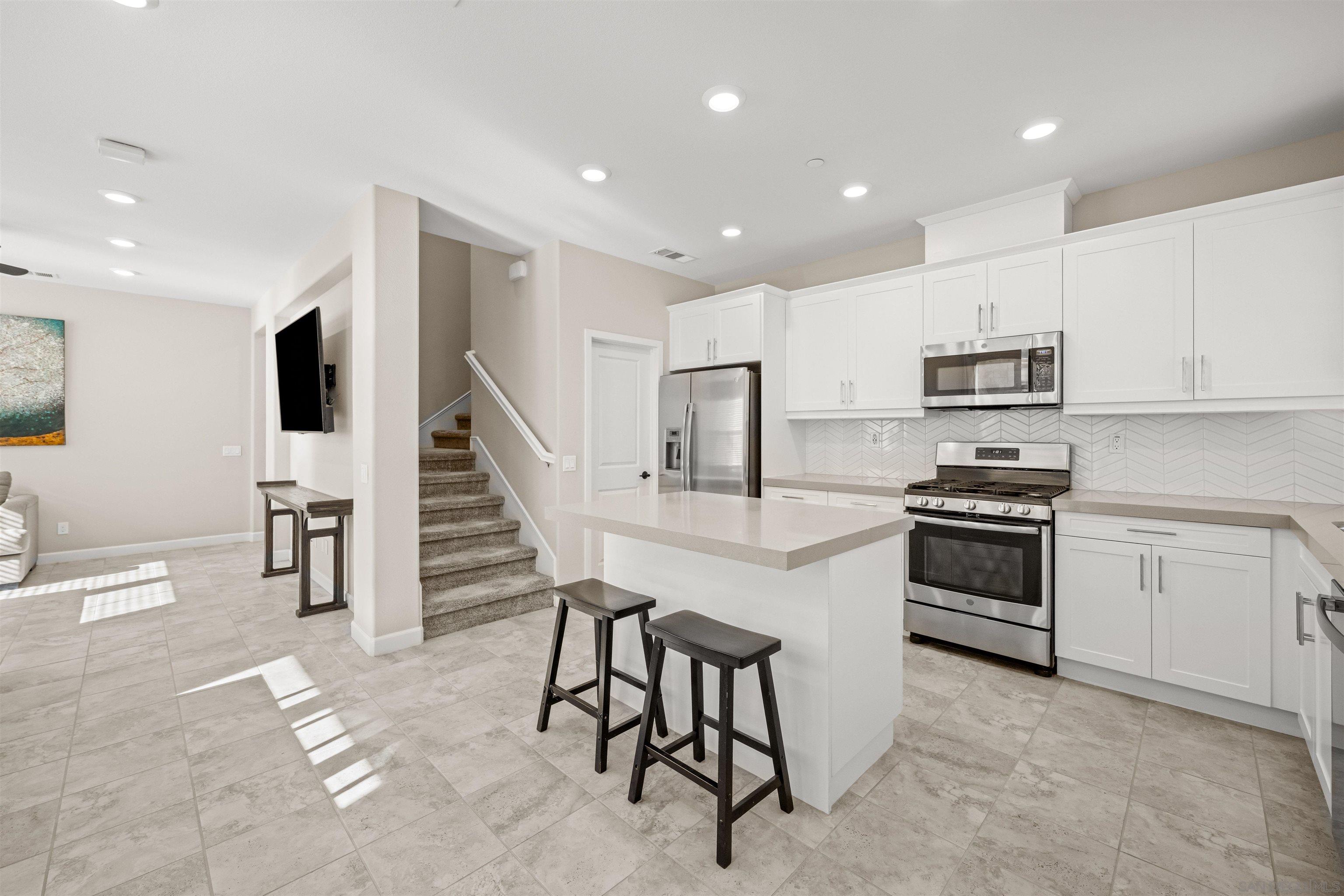 Detail Gallery Image 5 of 44 For 1151  Delpy View Pt, Vista,  CA 92084 - 4 Beds | 2/1 Baths