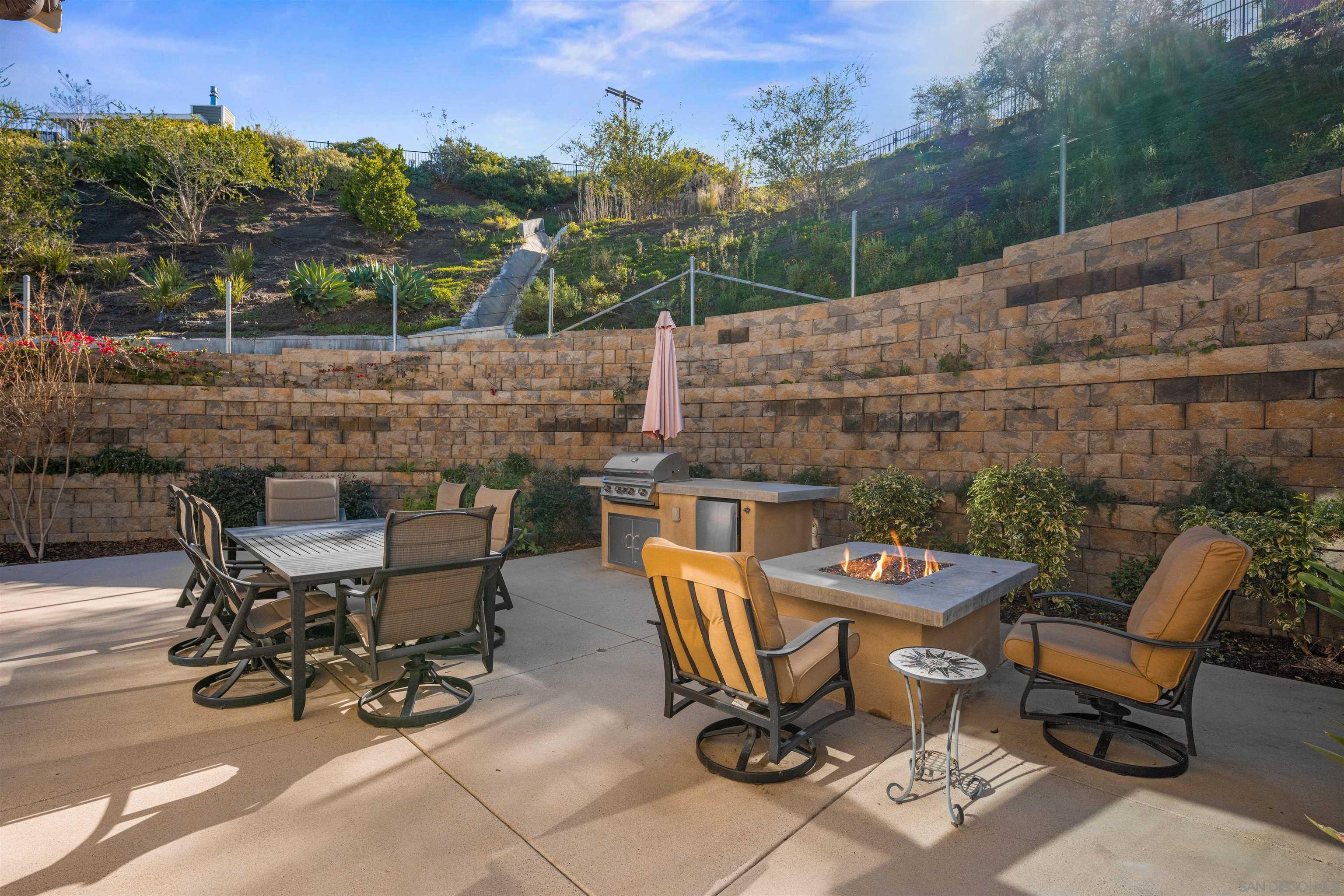 Detail Gallery Image 6 of 44 For 1151  Delpy View Pt, Vista,  CA 92084 - 4 Beds | 2/1 Baths