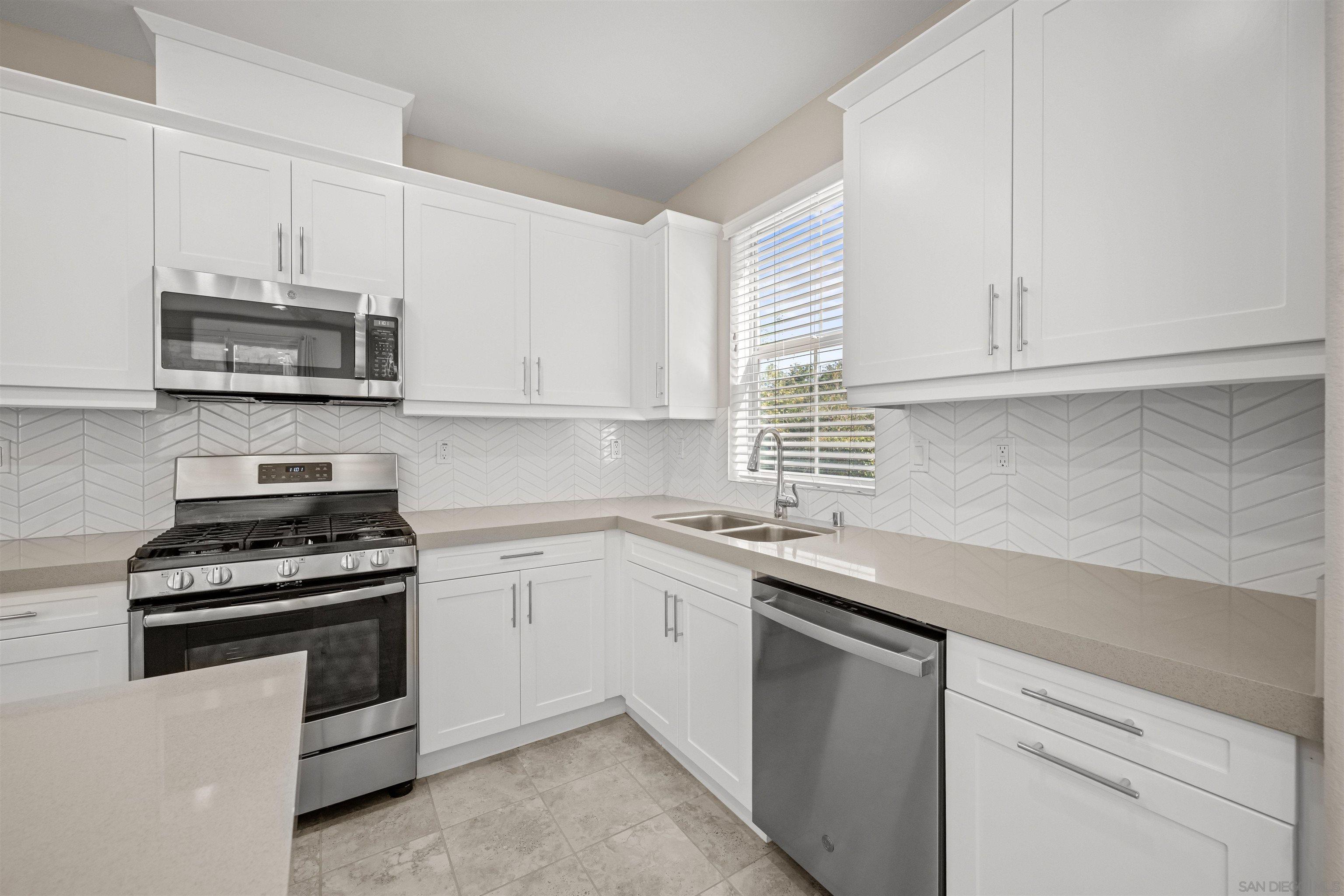 Detail Gallery Image 6 of 44 For 1151  Delpy View Pt, Vista,  CA 92084 - 4 Beds | 2/1 Baths