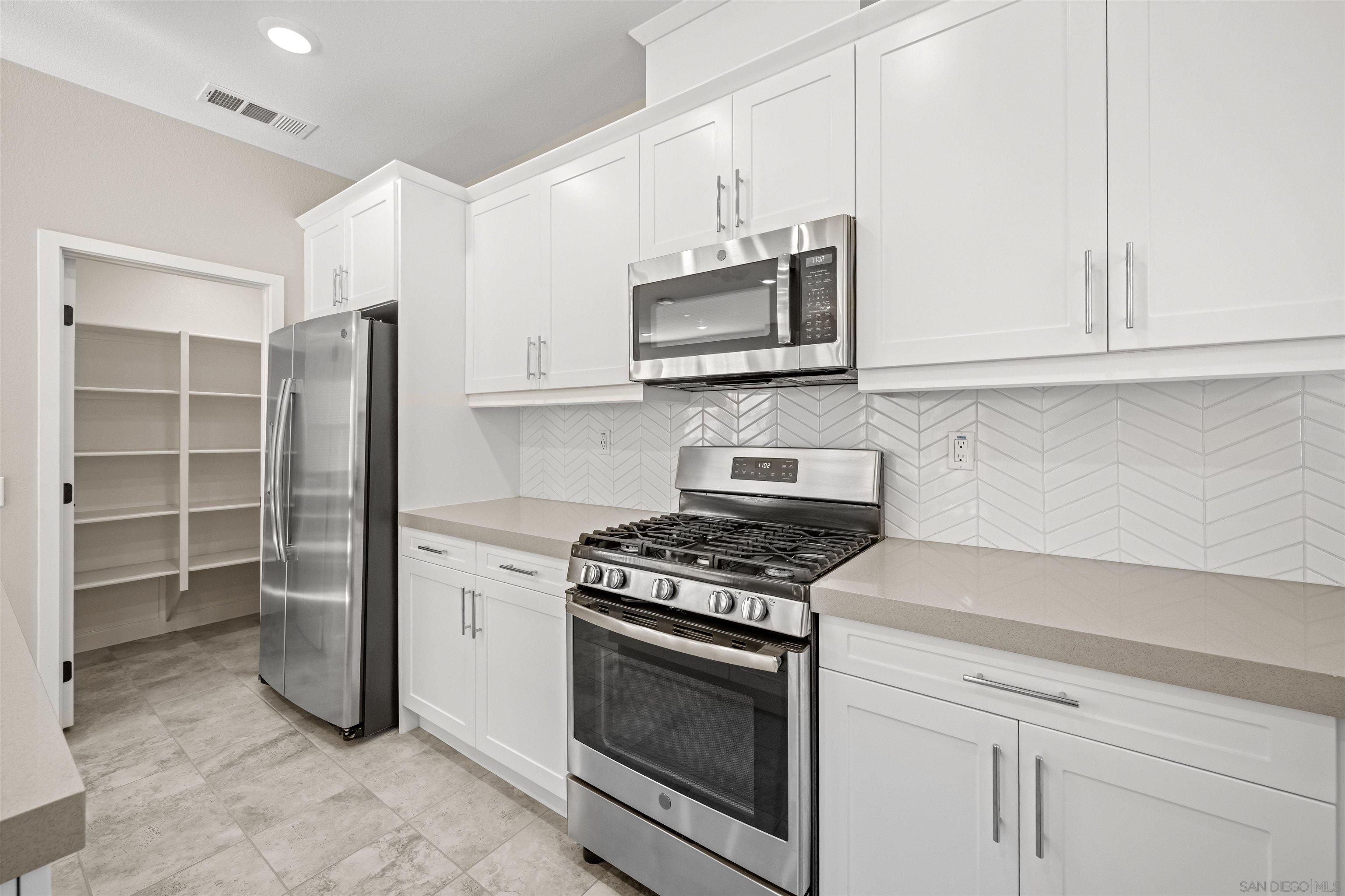 Detail Gallery Image 7 of 44 For 1151  Delpy View Pt, Vista,  CA 92084 - 4 Beds | 2/1 Baths