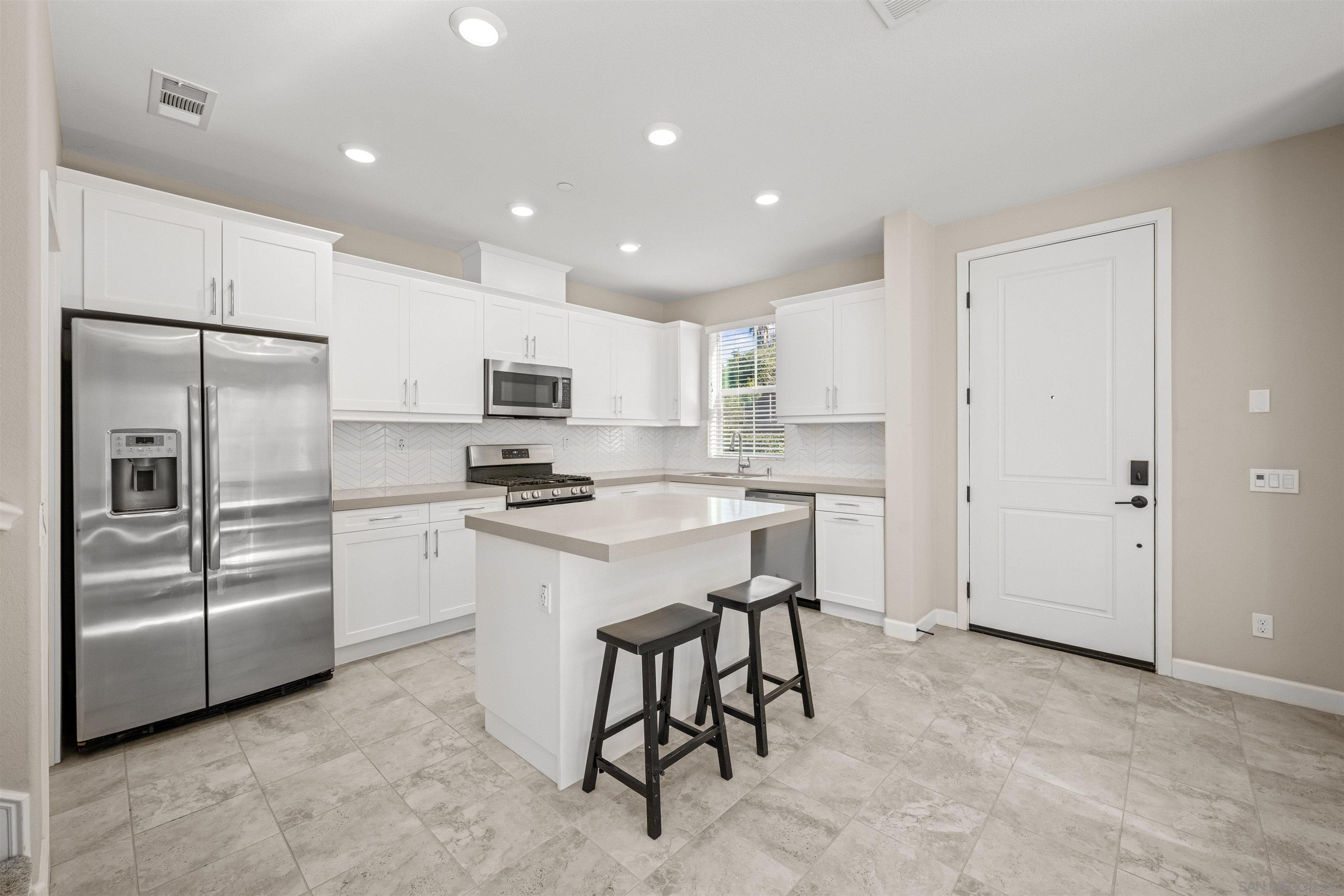 Detail Gallery Image 8 of 44 For 1151  Delpy View Pt, Vista,  CA 92084 - 4 Beds | 2/1 Baths