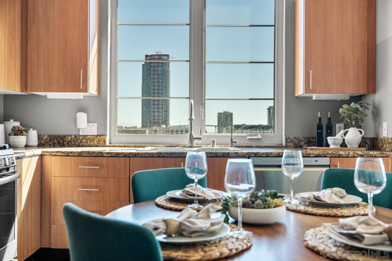 Detail Gallery Image 4 of 34 For 1400  Broadway  #1505,  San Diego,  CA 92101 - 3 Beds | 2 Baths