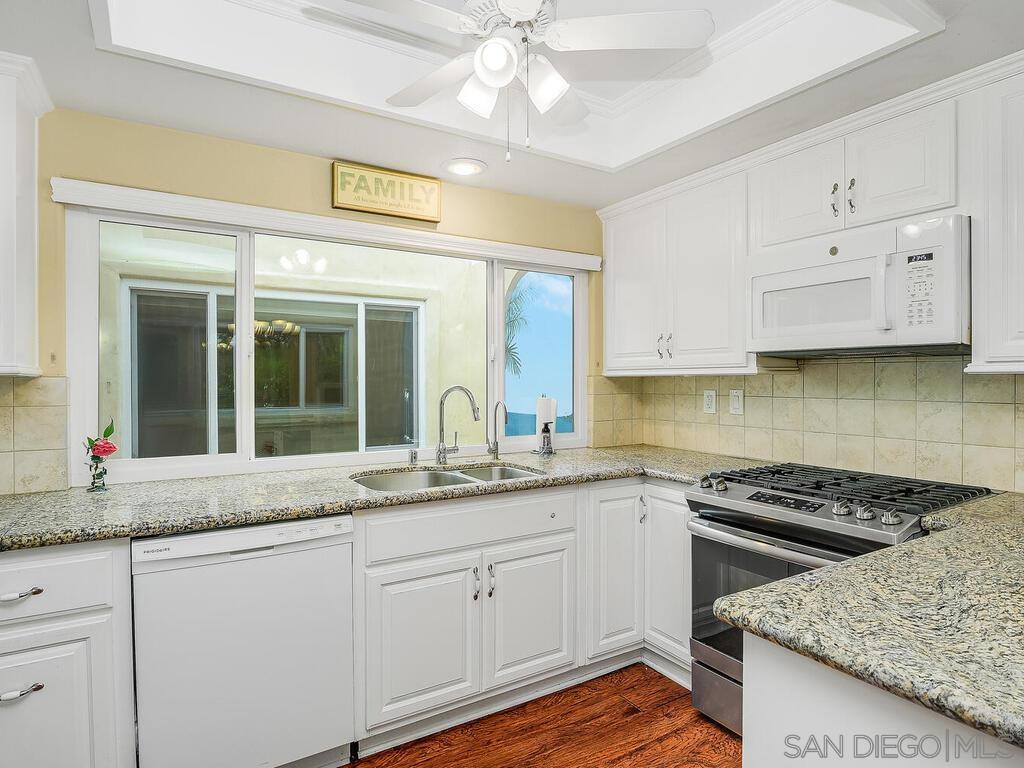 Detail Gallery Image 11 of 47 For 4708  Galicia Way, Oceanside,  CA 92056 - 2 Beds | 2 Baths