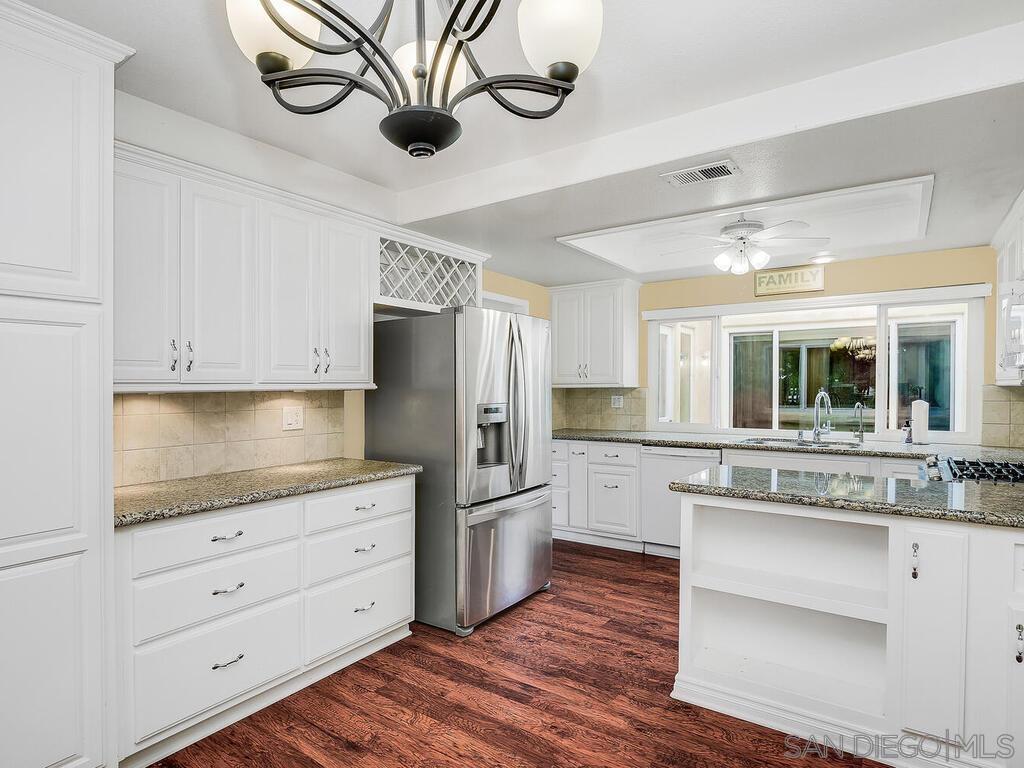 Detail Gallery Image 14 of 47 For 4708  Galicia Way, Oceanside,  CA 92056 - 2 Beds | 2 Baths