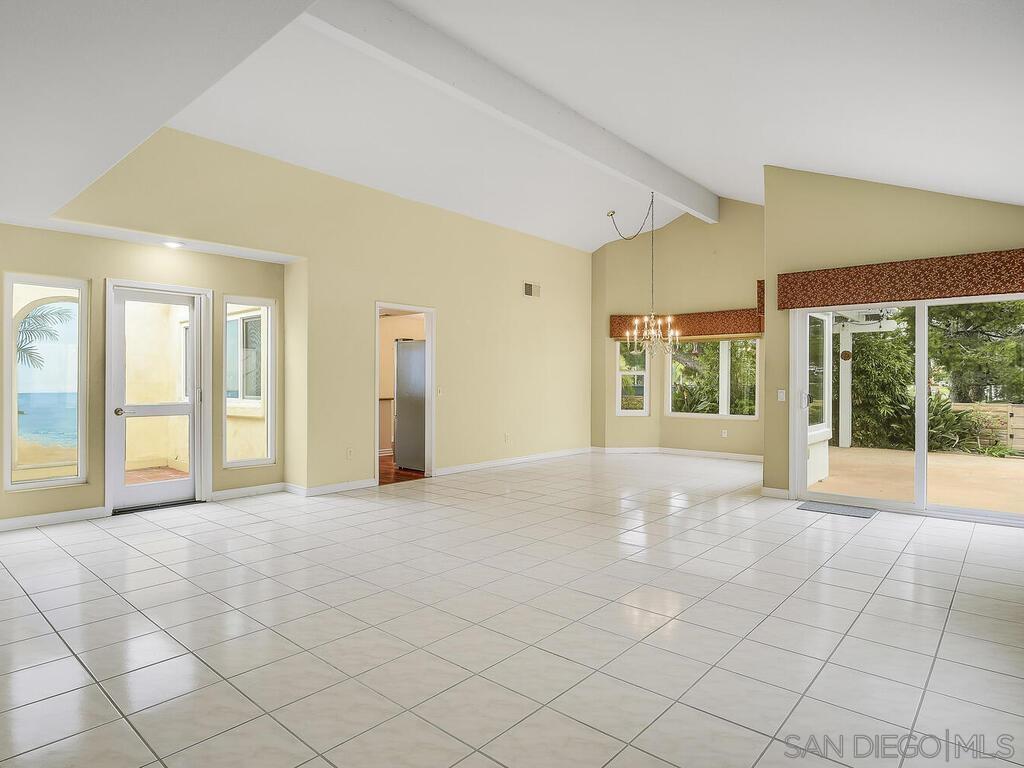 Detail Gallery Image 4 of 47 For 4708  Galicia Way, Oceanside,  CA 92056 - 2 Beds | 2 Baths