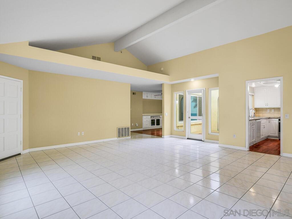 Detail Gallery Image 6 of 47 For 4708  Galicia Way, Oceanside,  CA 92056 - 2 Beds | 2 Baths