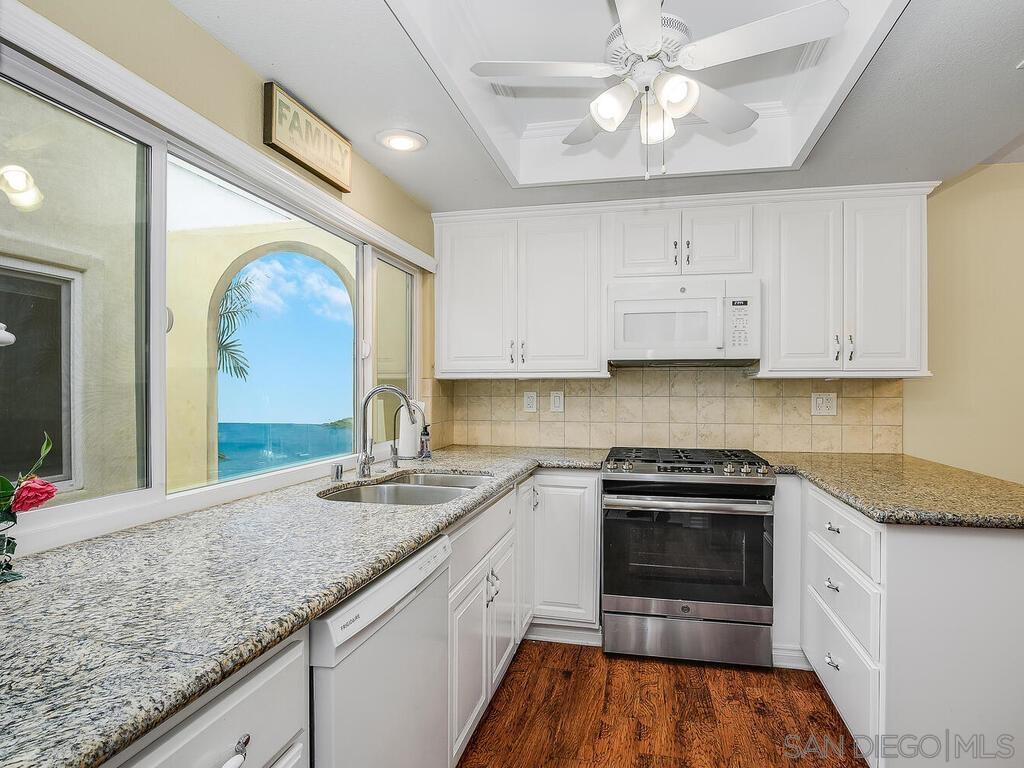 Detail Gallery Image 10 of 47 For 4708  Galicia Way, Oceanside,  CA 92056 - 2 Beds | 2 Baths