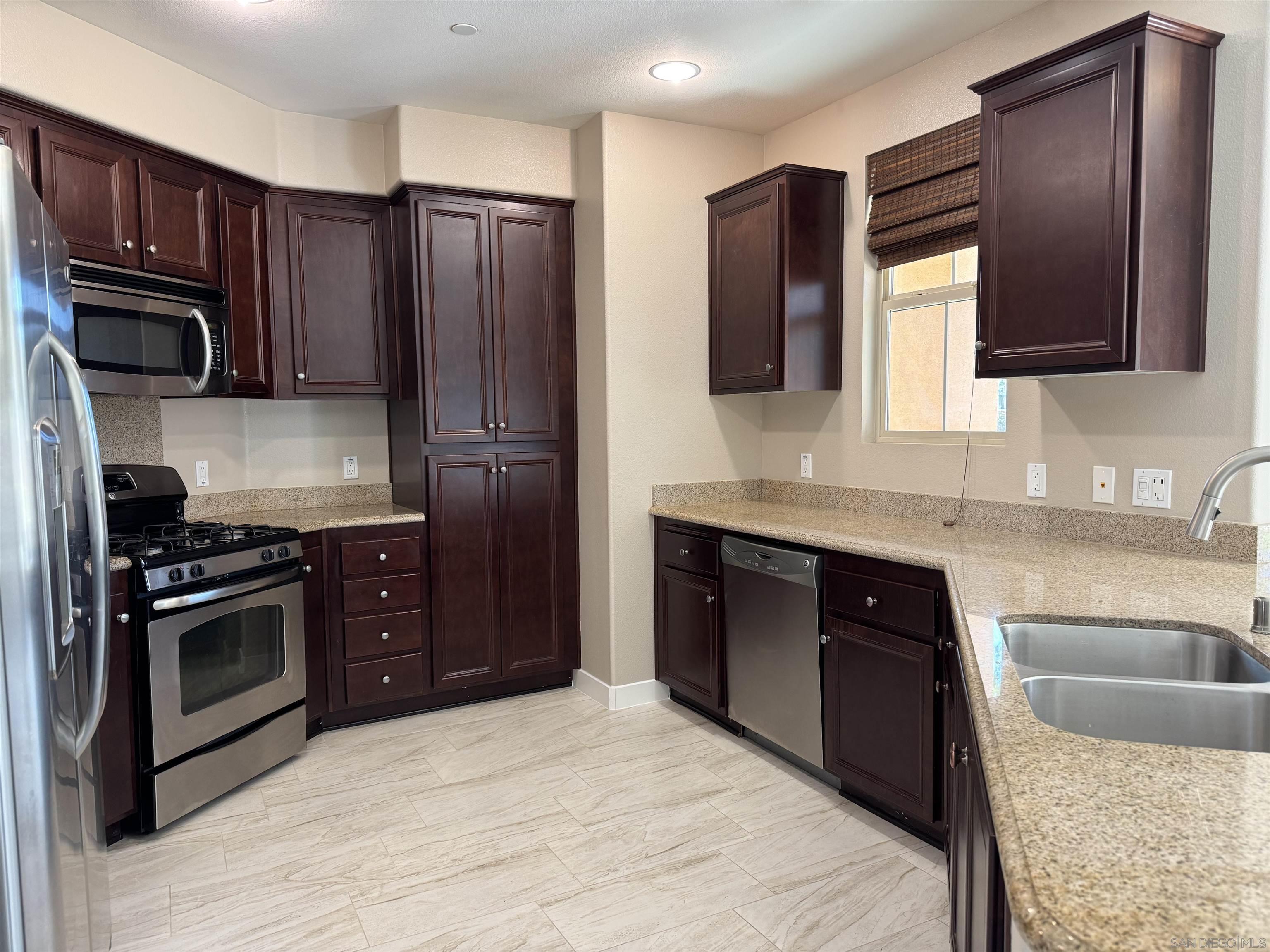 Detail Gallery Image 4 of 7 For 11130   Taloncrest Way  13, San Diego,  CA 92126 - 3 Beds | 2 Baths