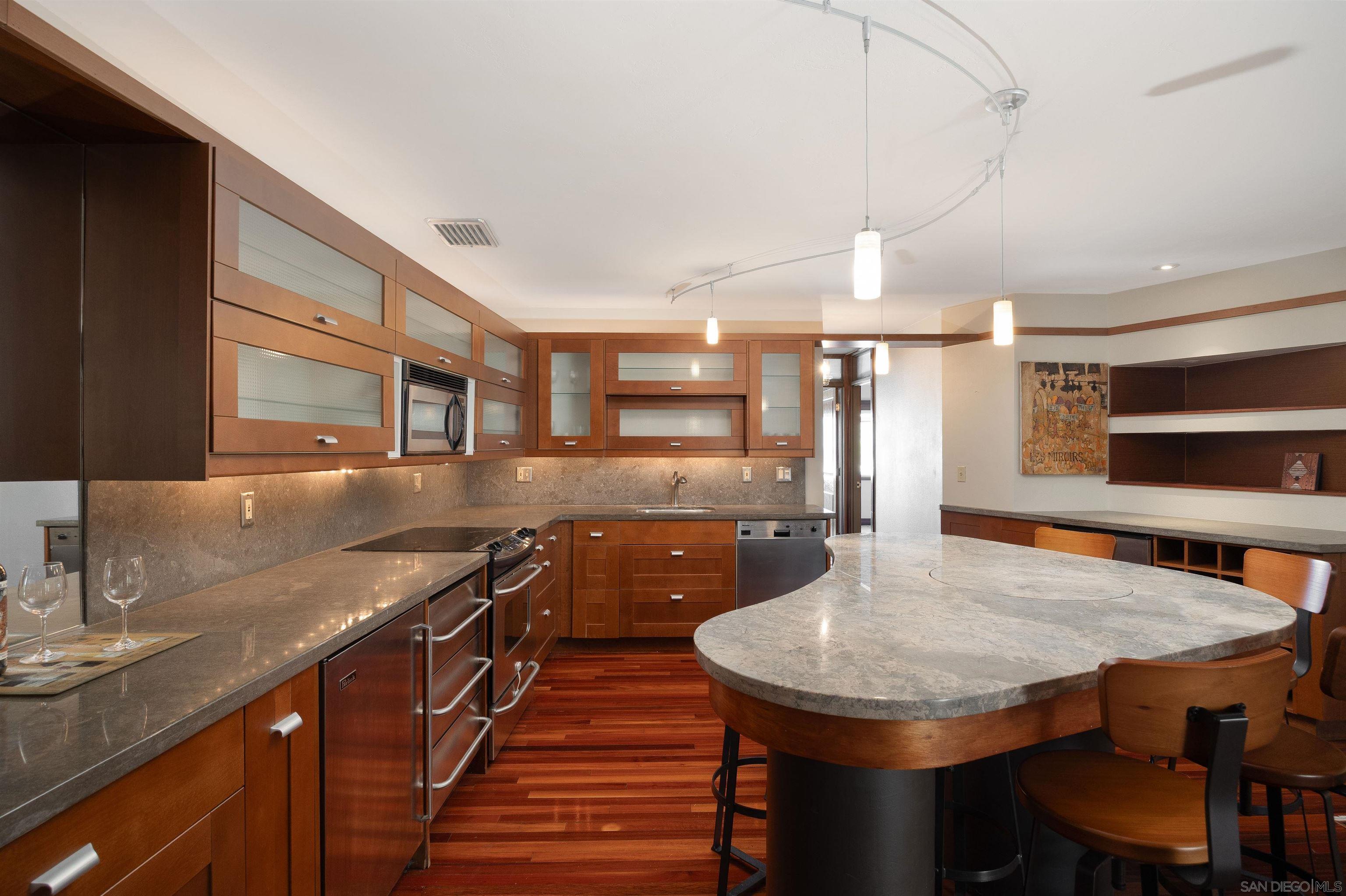 Detail Gallery Image 7 of 23 For 7811  Eads Ave  #311,  La Jolla,  CA 92037 - 2 Beds | 2 Baths