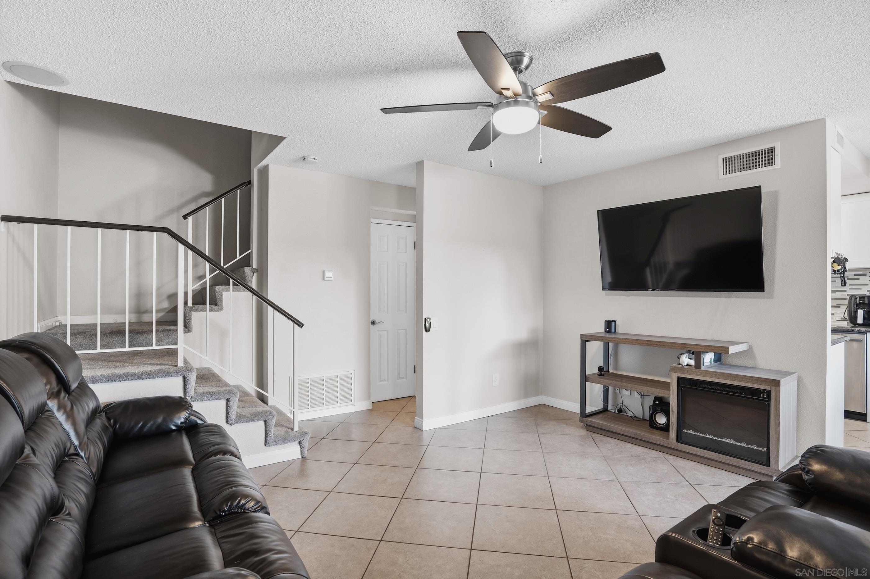 Detail Gallery Image 3 of 21 For 803  Shelter Cove Way, Oceanside,  CA 92058 - 3 Beds | 2/1 Baths