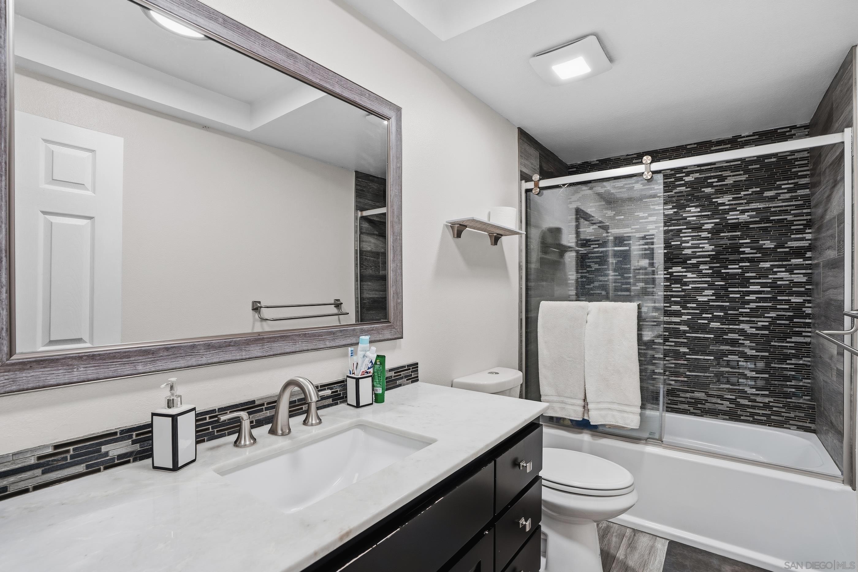 Detail Gallery Image 4 of 21 For 803  Shelter Cove Way, Oceanside,  CA 92058 - 3 Beds | 2/1 Baths