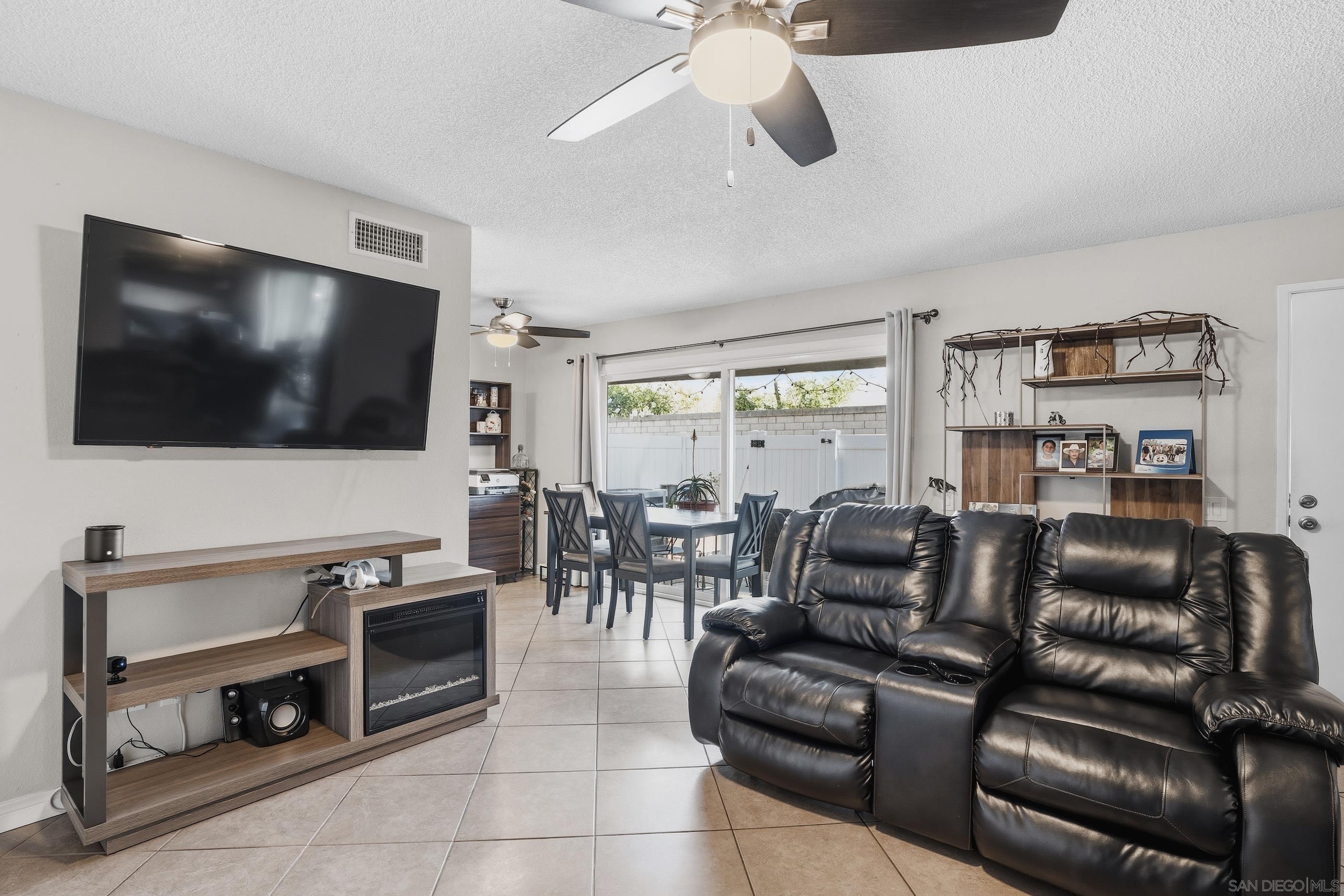 Detail Gallery Image 5 of 21 For 803  Shelter Cove Way, Oceanside,  CA 92058 - 3 Beds | 2/1 Baths