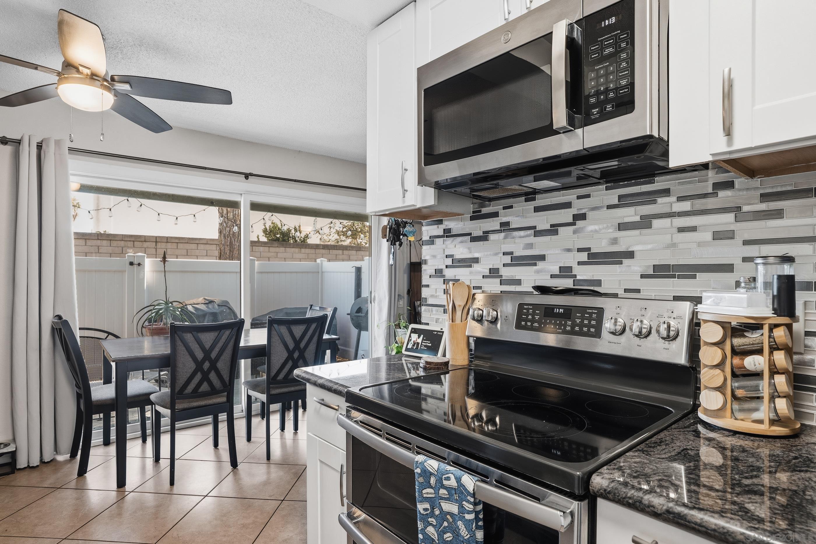 Detail Gallery Image 8 of 21 For 803  Shelter Cove Way, Oceanside,  CA 92058 - 3 Beds | 2/1 Baths