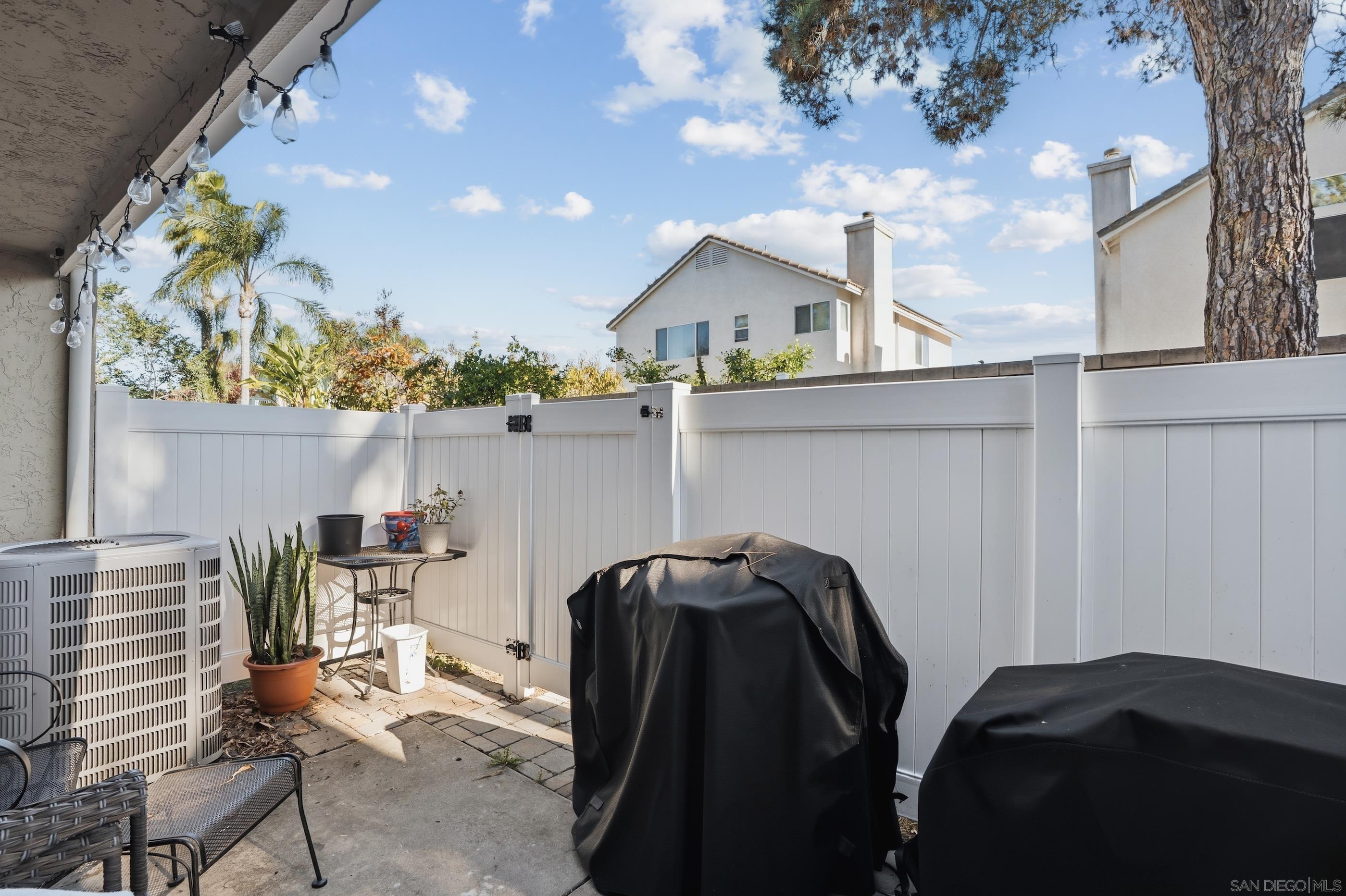 Detail Gallery Image 9 of 21 For 803  Shelter Cove Way, Oceanside,  CA 92058 - 3 Beds | 2/1 Baths