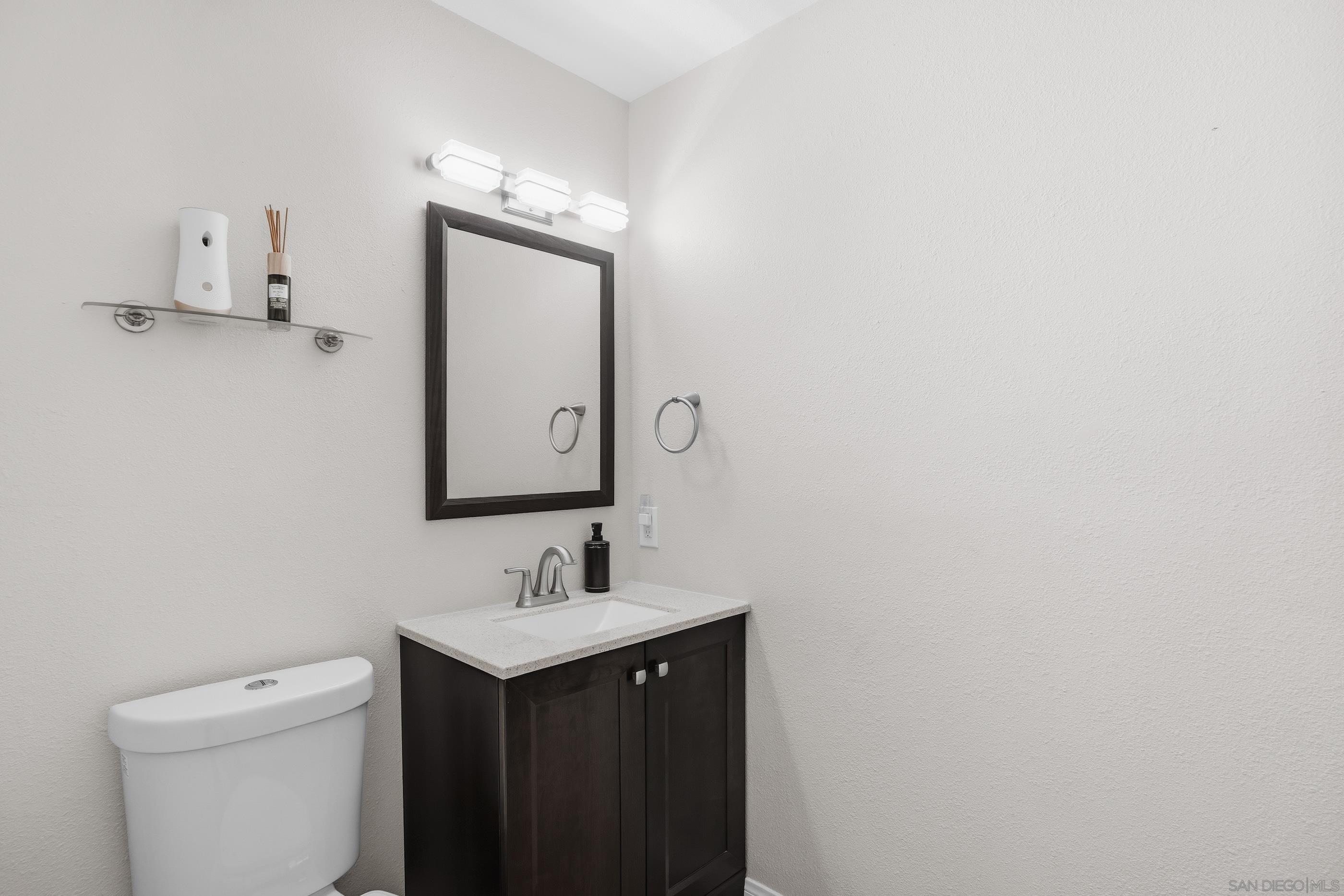Detail Gallery Image 10 of 21 For 803  Shelter Cove Way, Oceanside,  CA 92058 - 3 Beds | 2/1 Baths