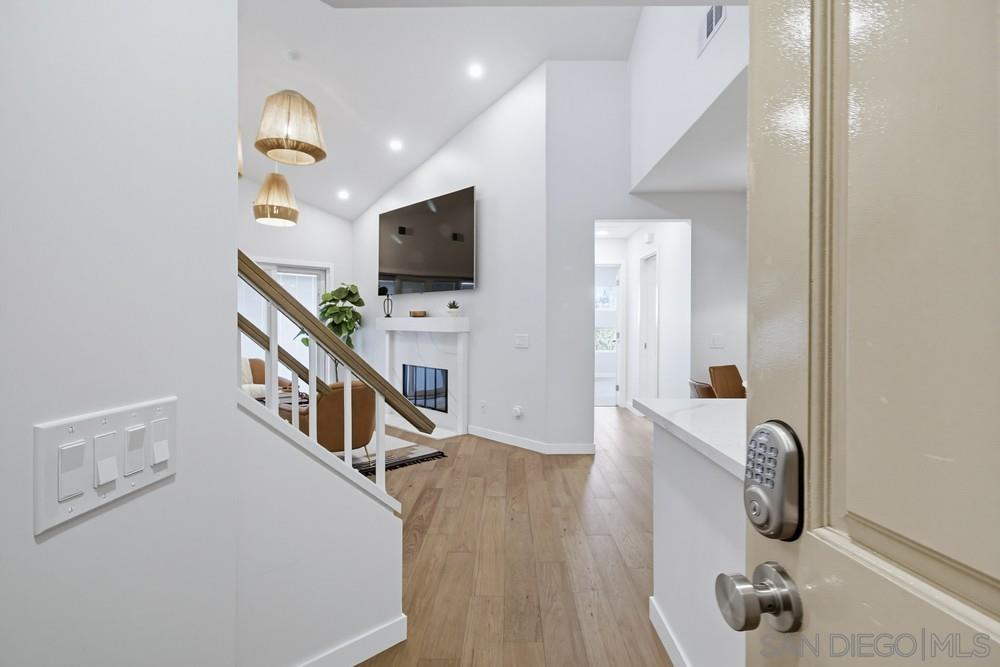 Detail Gallery Image 3 of 56 For 7223  Camino Degrazia  75, San Diego,  CA 92111 - 2 Beds | 2 Baths